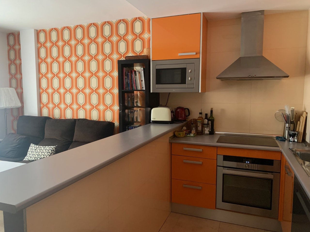 Moderne Küche mit integriertem Stauraum und hochwertigen Einbaugeräten