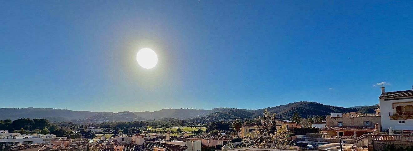 Panoramablick über die Landschaft – Herrliche Aussicht auf Berge und Tal