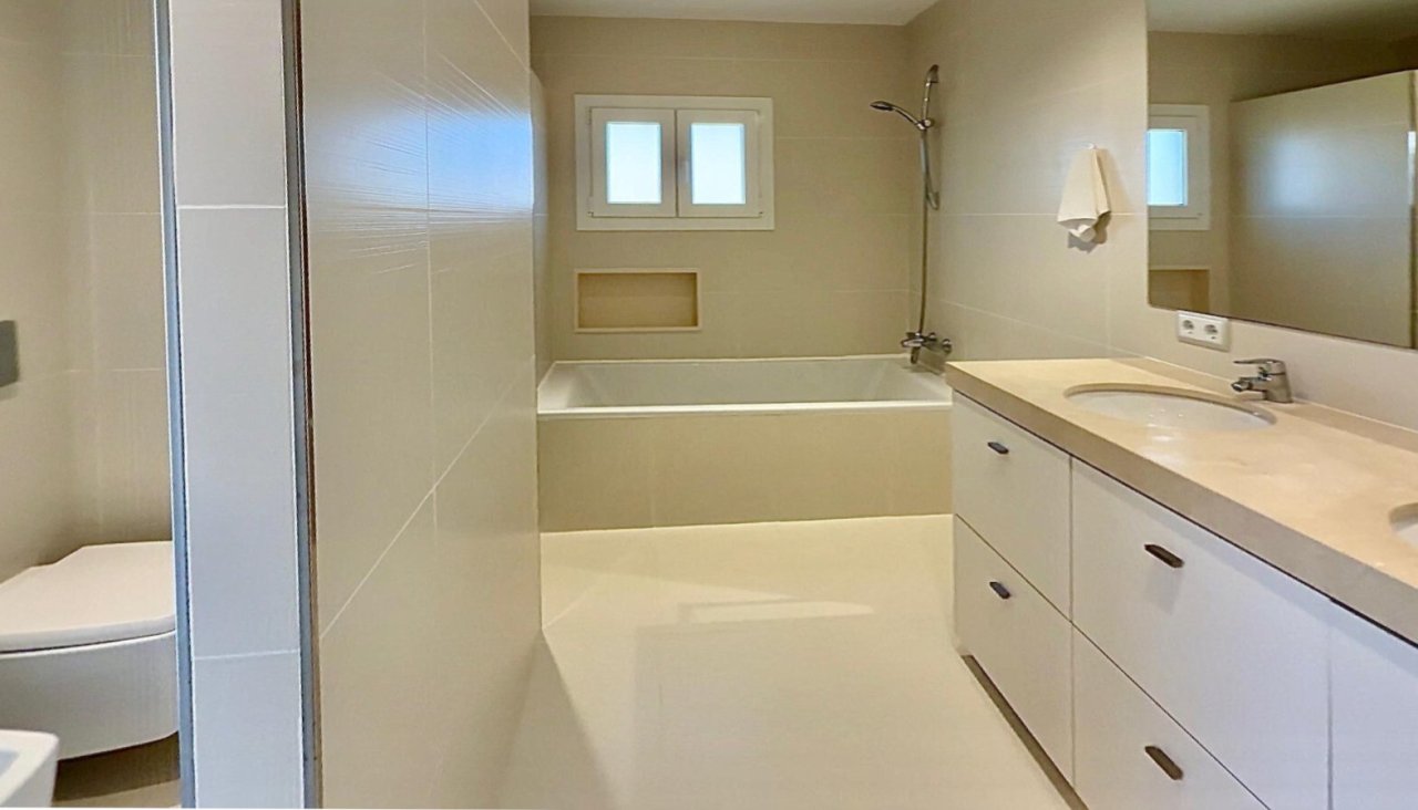 Modernes Badezimmer mit großflächiger Doppelwaschtischanlage und separater Badewanne