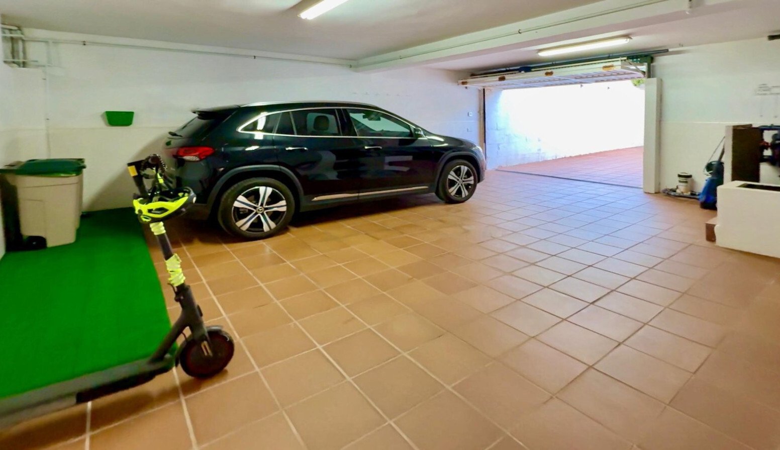 Praktische Garage mit automatischem Tor und optimaler Stellfläche für Fahrzeuge