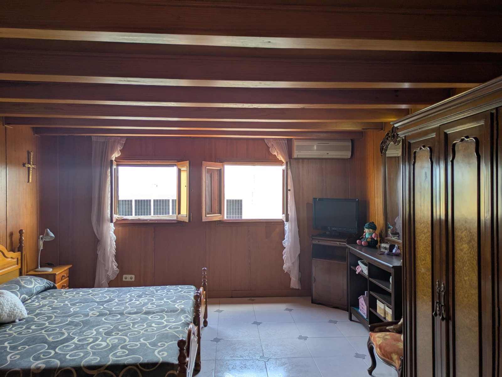 Geräumiges Schlafzimmer mit Klimaanlage und praktischem Schrankensystem Geräumiges Schlafzimmer mit Klimaanlage und praktischem Schrankensystem