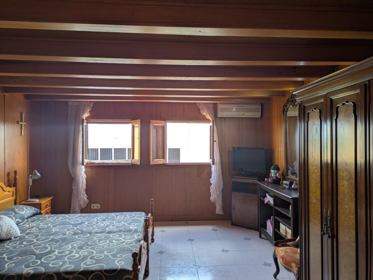 Geräumiges Schlafzimmer mit Klimaanlage und praktischem Schrankensystem Geräumiges Schlafzimmer mit Klimaanlage und praktischem Schrankensystem