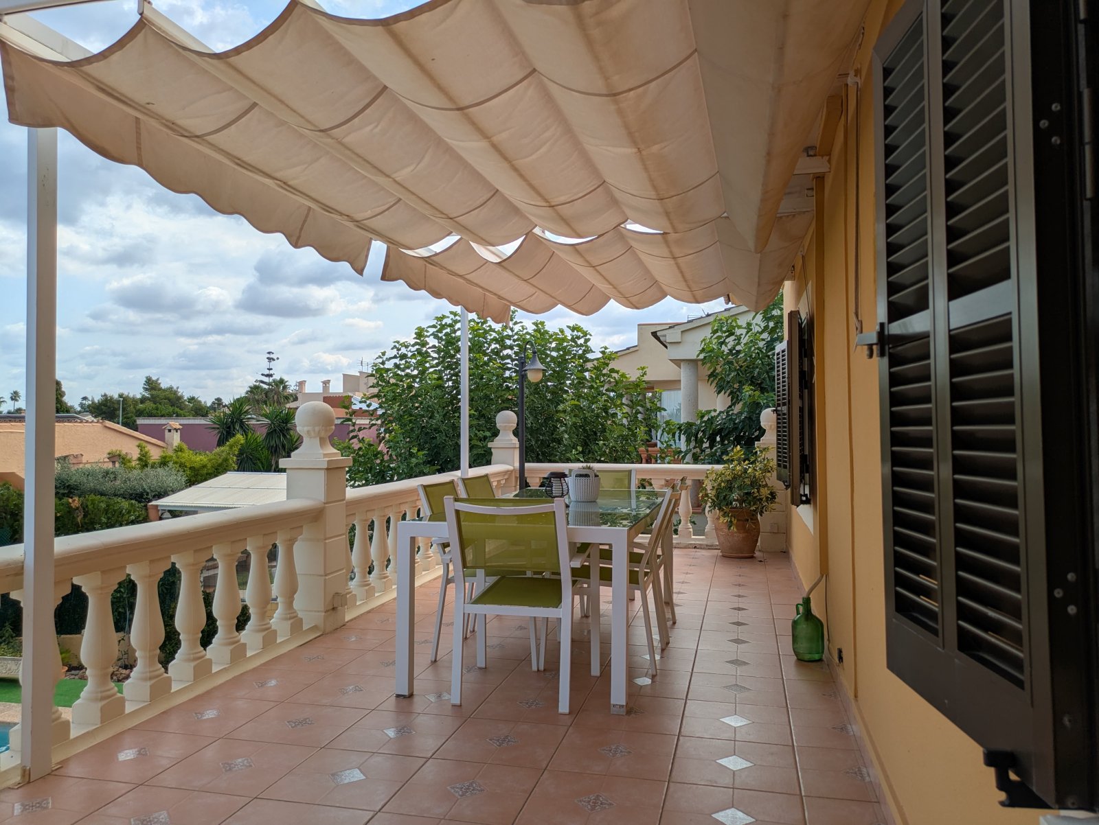 Terrassenfläche mit motorisierter Sonnenschutzanlage und eleganter Balustrade Terrassenfläche mit motorisierter Sonnenschutzanlage und eleganter Balustrade