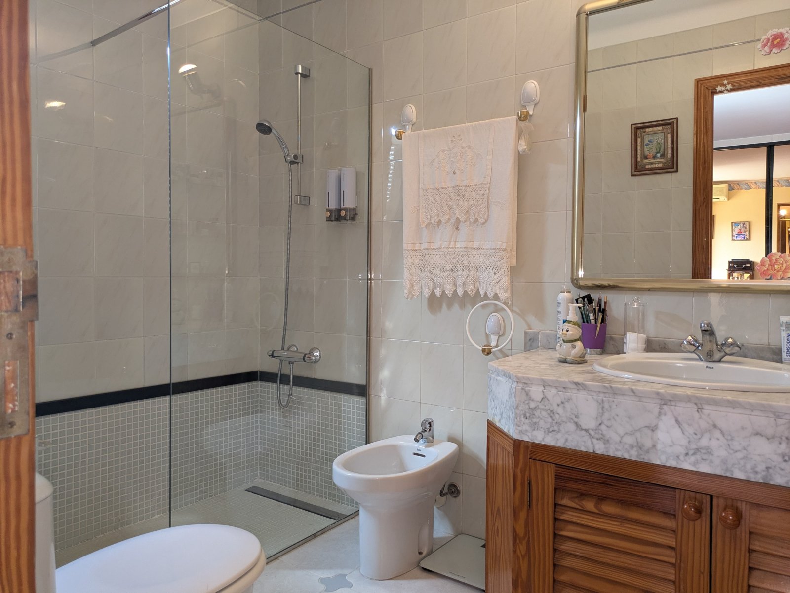 Luxuriöses Badezimmer mit begehbarer Dusche und Marmor-Waschtisch Luxuriöses Badezimmer mit begehbarer Dusche und Marmor-Waschtisch