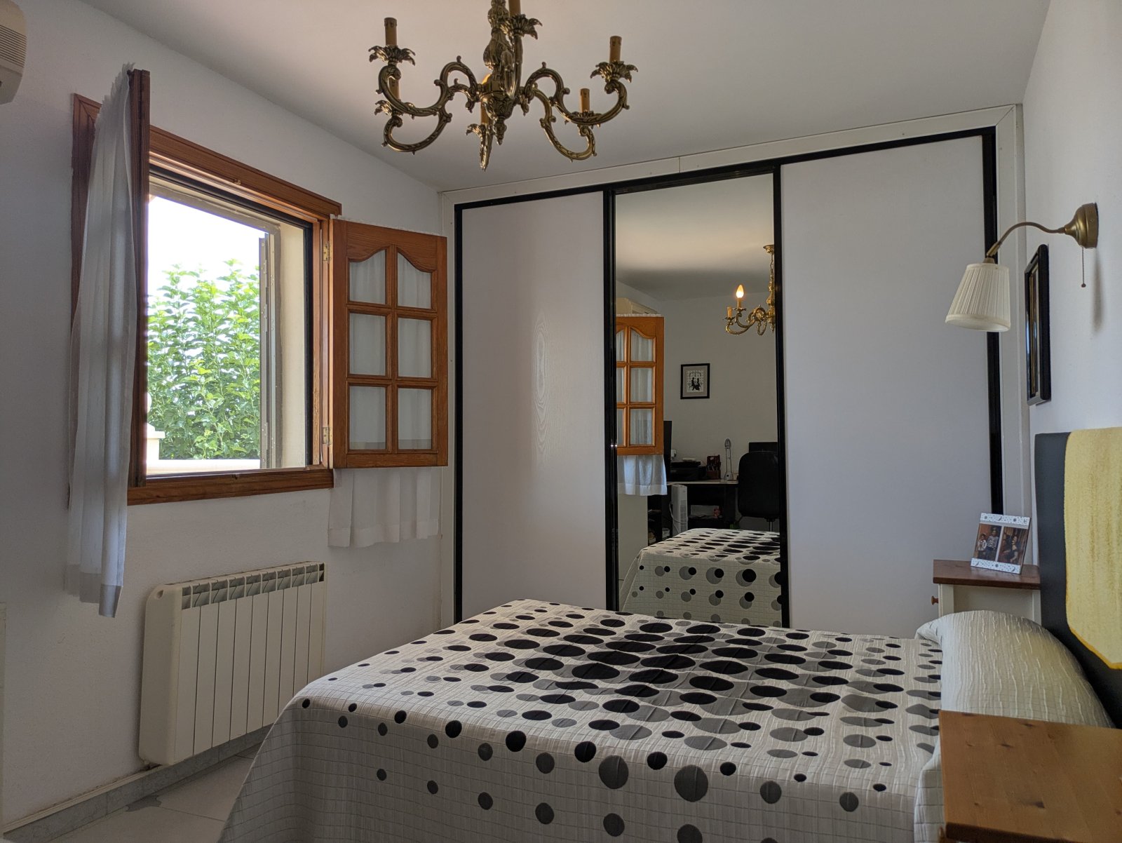 Schlafzimmer mit begehbarem Kleiderschrank und Spiegelschiebetüren Schlafzimmer mit begehbarem Kleiderschrank und Spiegelschiebetüren
