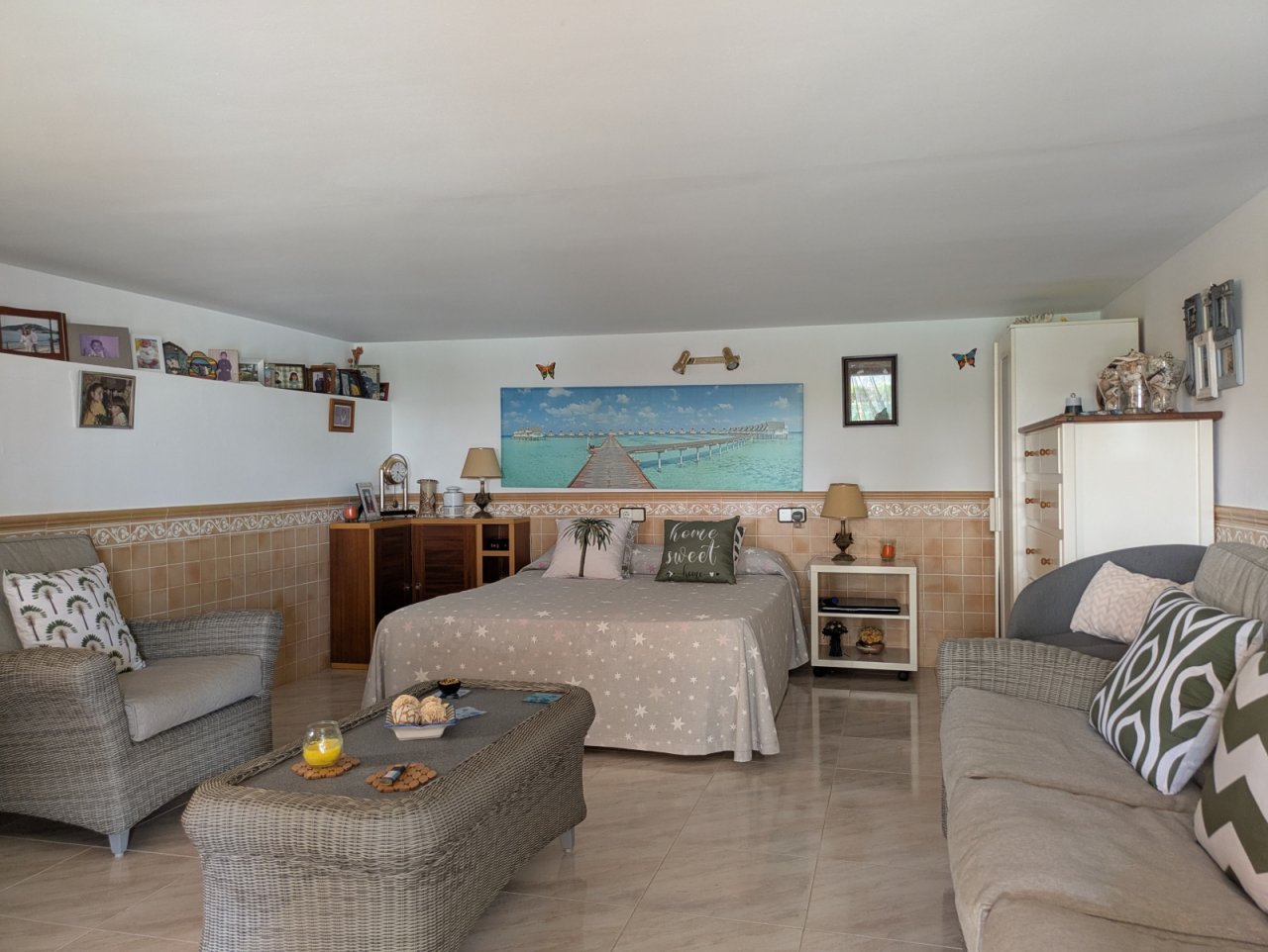 Vielseitiges Schlafzimmer mit separaten Wohnbereichen und hochwertiger Fliesenausstattung Vielseitiges Schlafzimmer mit separaten Wohnbereichen und hochwertiger Fliesenausstattung