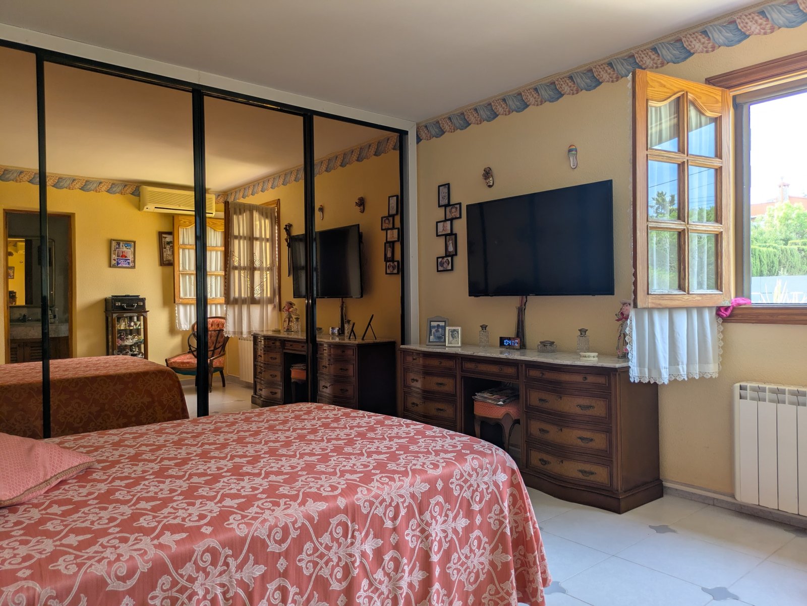 Hauptschlafzimmer mit begehbarem Ankleidezimmer und Spiegelschranksystem Hauptschlafzimmer mit begehbarem Ankleidezimmer und Spiegelschranksystem