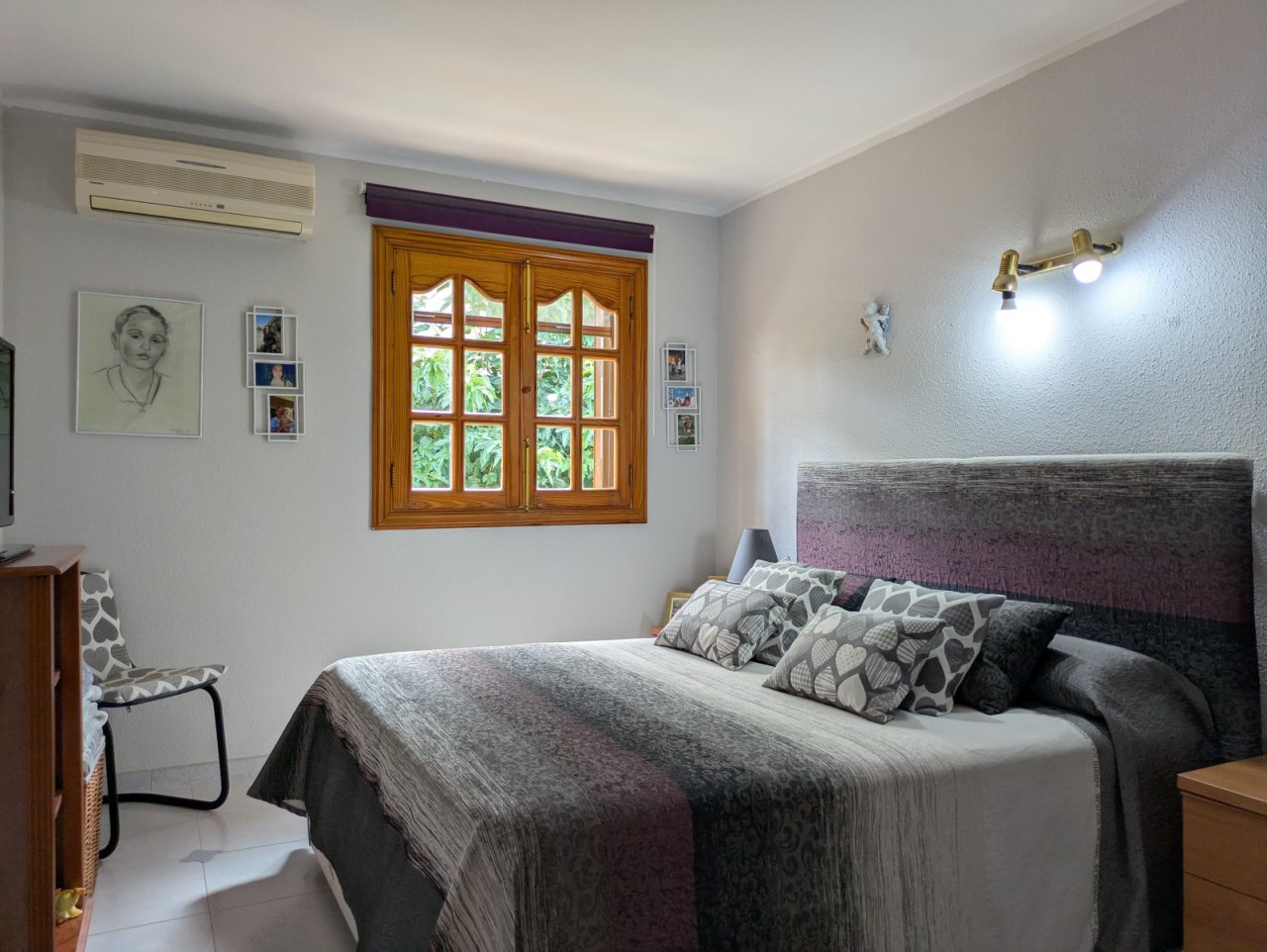 Helles Schlafzimmer mit Klimaanlage und Holzfenster mit Ausblick Helles Schlafzimmer mit Klimaanlage und Holzfenster mit Ausblick