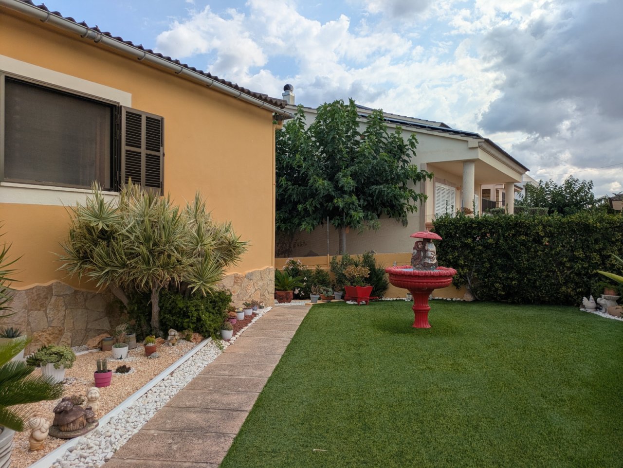 Terrassenbereich mit überdachter Veranda und direktem Zugang zum Garten Terrassenbereich mit überdachter Veranda und direktem Zugang zum Garten