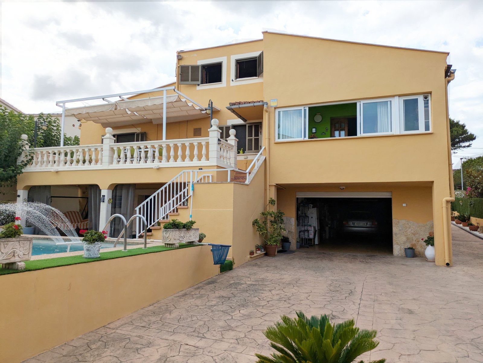 Elegante Außenanlage mit überdachter Terrasse und integrierter Garage Elegante Außenanlage mit überdachter Terrasse und integrierter Garage