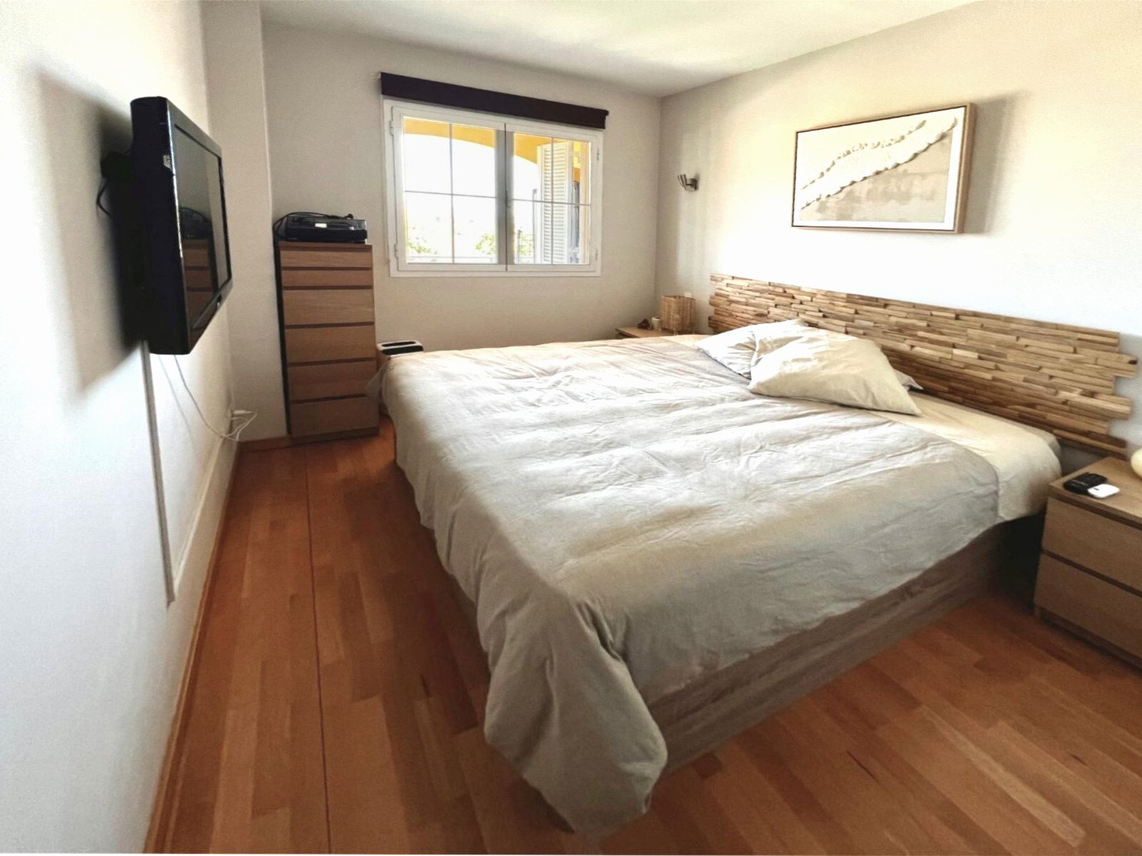 Helles Schlafzimmer mit großflächigen Fenstern und hochwertigen Holzböden