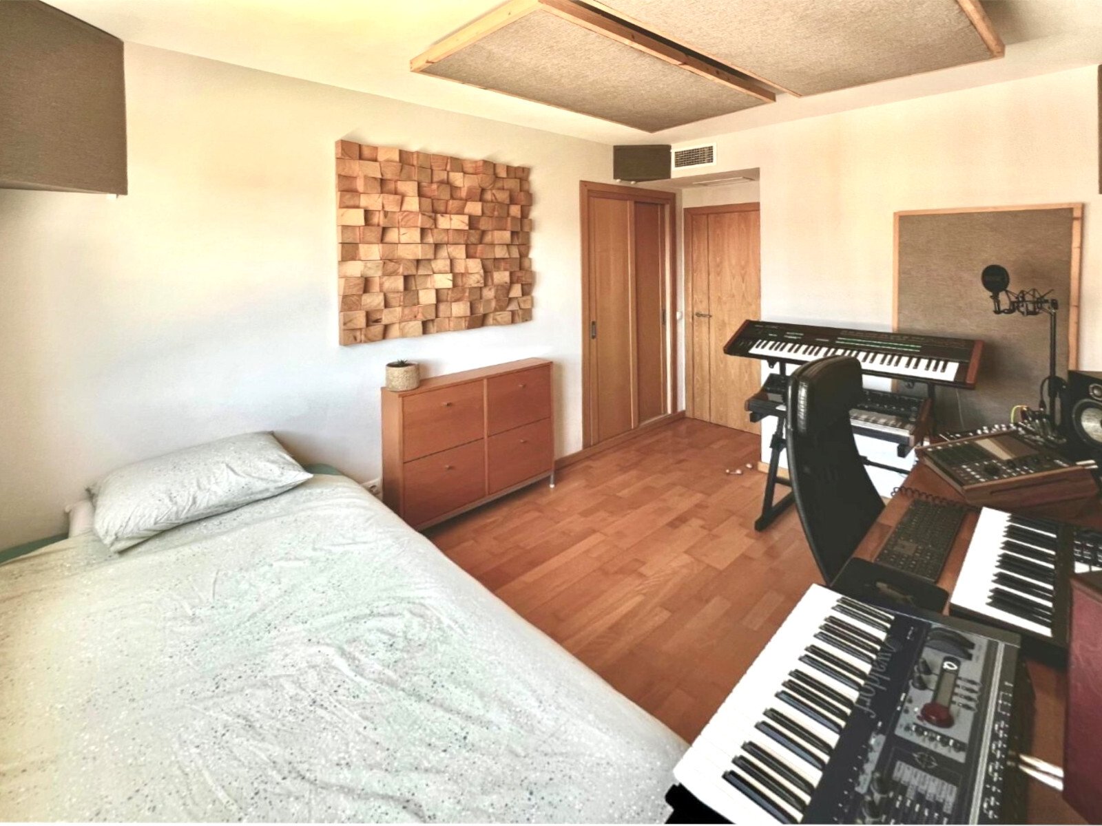 Vielseitiges Zimmer mit flexibler Raumnutzung und hochwertiger Akustikausstattung