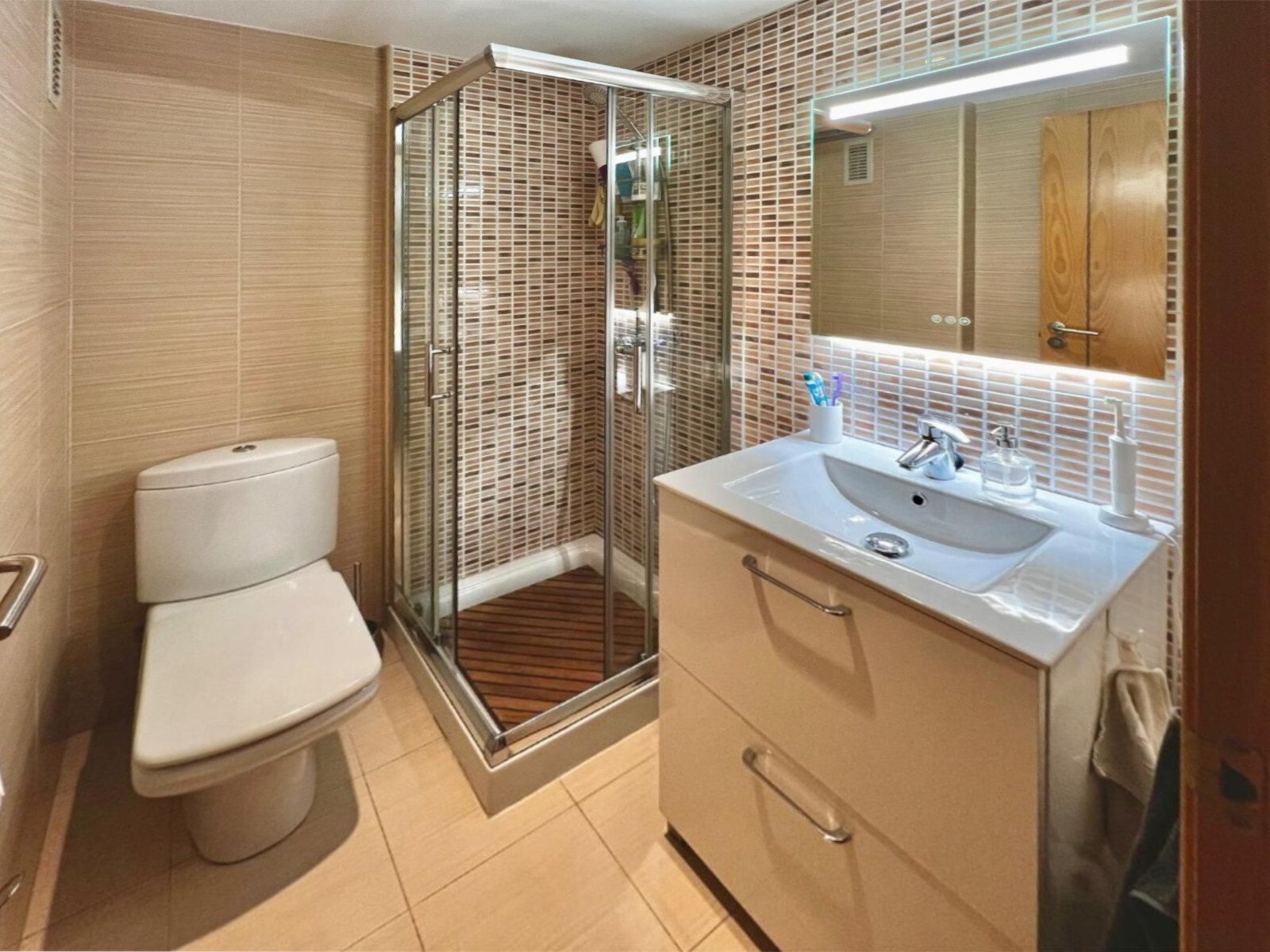 Modernes Badezimmer mit begehbarer Dusche und hochwertiger Sanitärausstattung