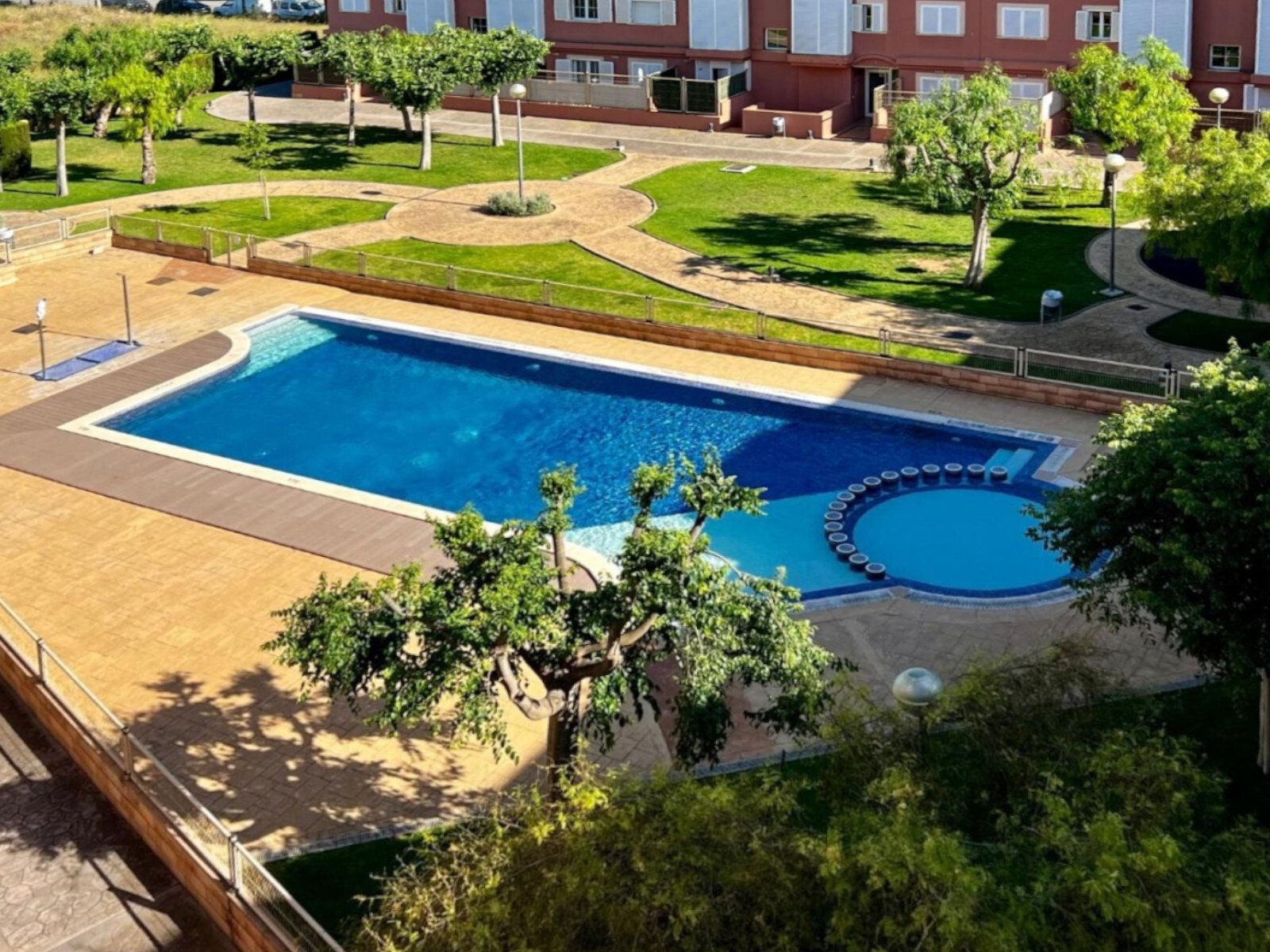 Gemeinschaftsanlage mit Swimmingpool, Kinderbecken und gepflegten Grünflächen
