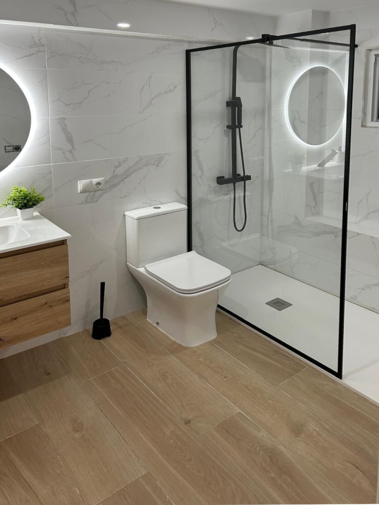 Modernes Badezimmer mit ebenerdiger Dusche und Premium-Ausstattung Modernes Badezimmer mit ebenerdiger Dusche und Premium-Ausstattung