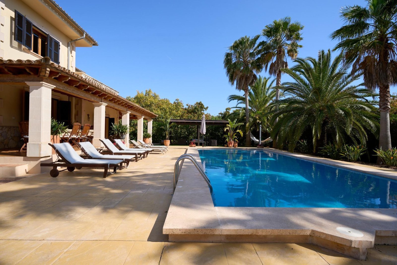 Poolanlage mit ausgedehnter Sonnenterrasse und eleganten Säulenarkaden Poolanlage mit ausgedehnter Sonnenterrasse und eleganten Säulenarkaden