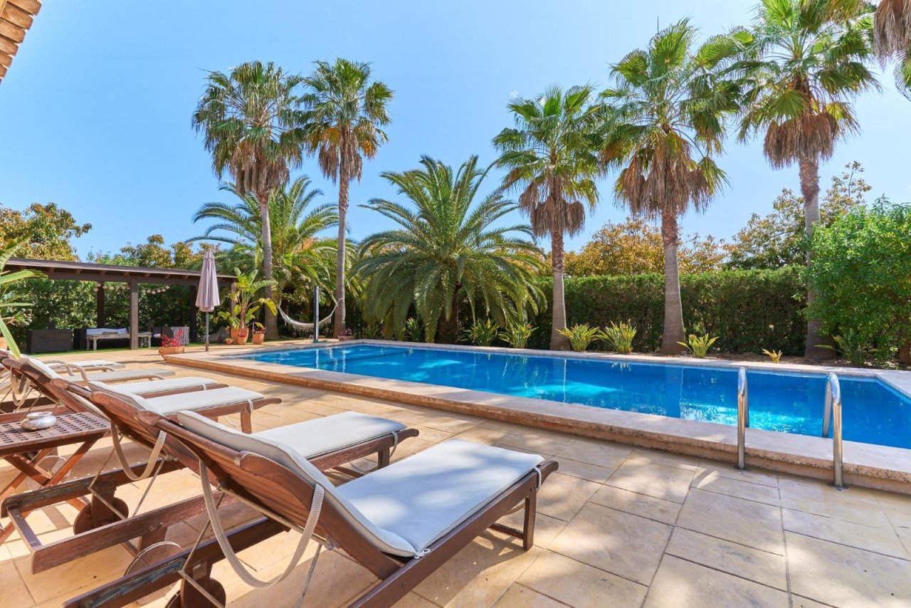 Erholsamer Poolbereich mit ausreichend Platz zum Entspannen und Sonnenbaden Erholsamer Poolbereich mit ausreichend Platz zum Entspannen und Sonnenbaden