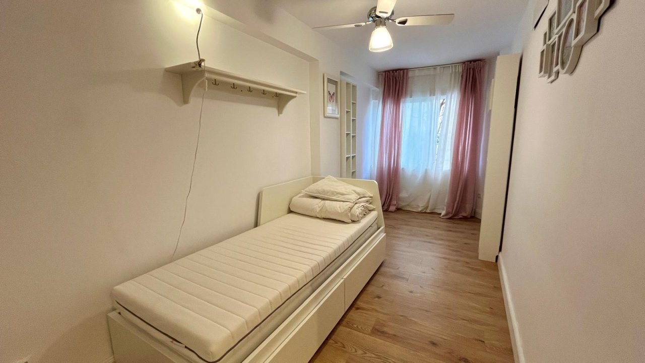 Helles Schlafzimmer mit praktischer Wandgarderobe und großflächigem Fensterfront Helles Schlafzimmer mit praktischer Wandgarderobe und großflächigem Fensterfront