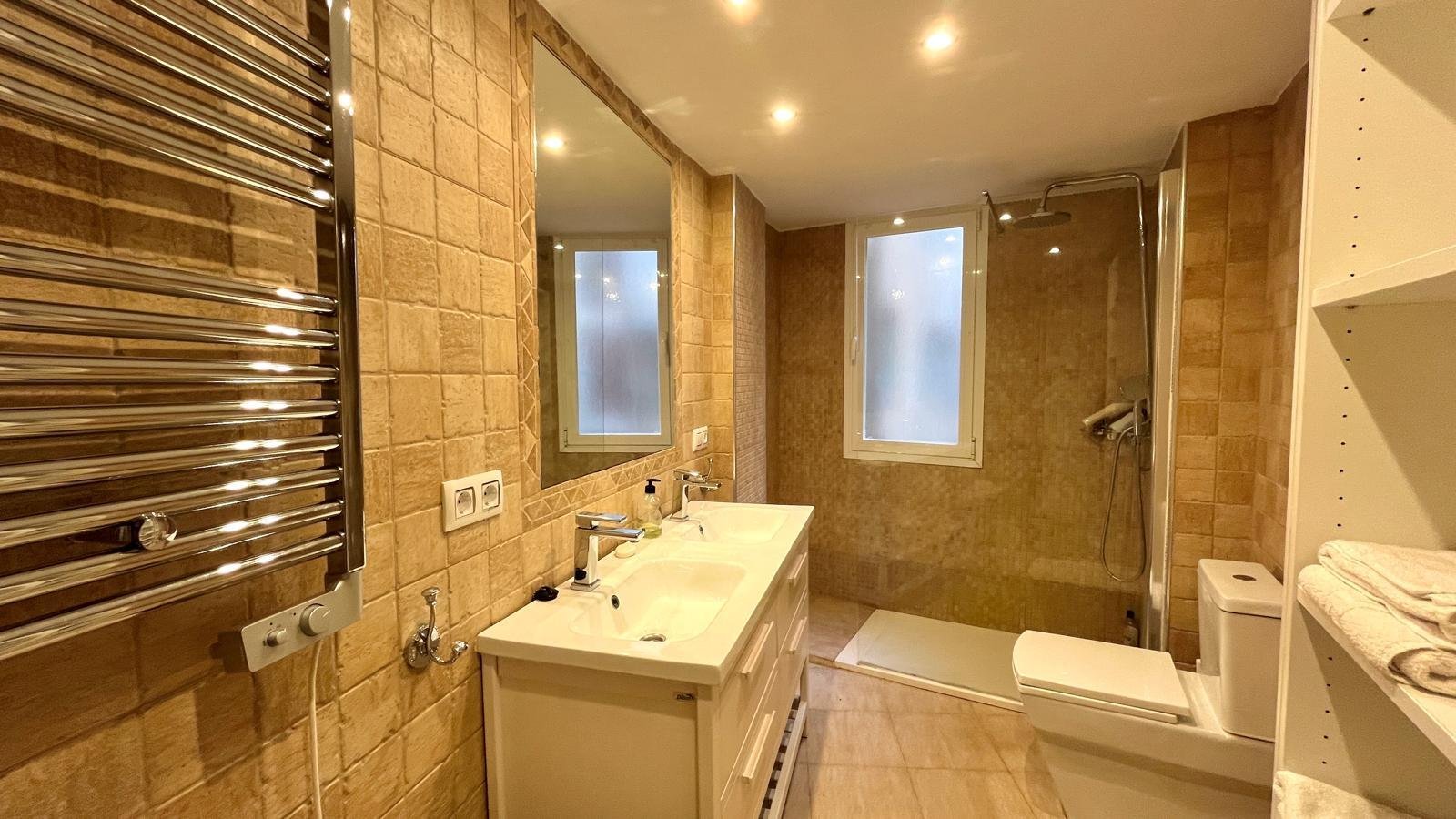 Elegantes Badezimmer mit begehbarer Dusche, Doppelwaschbecken und hochwertiger Ausstattung Elegantes Badezimmer mit begehbarer Dusche, Doppelwaschbecken und hochwertiger Ausstattung