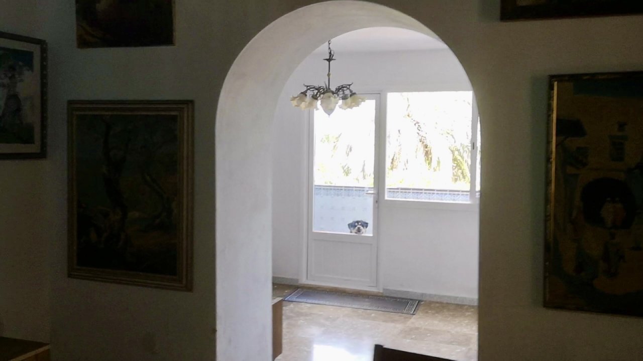 Elegante Raumverbindung mit charaktervoller Bogentür und direktem Zugang zur Terrasse Elegante Raumverbindung mit charaktervoller Bogentür und direktem Zugang zur Terrasse