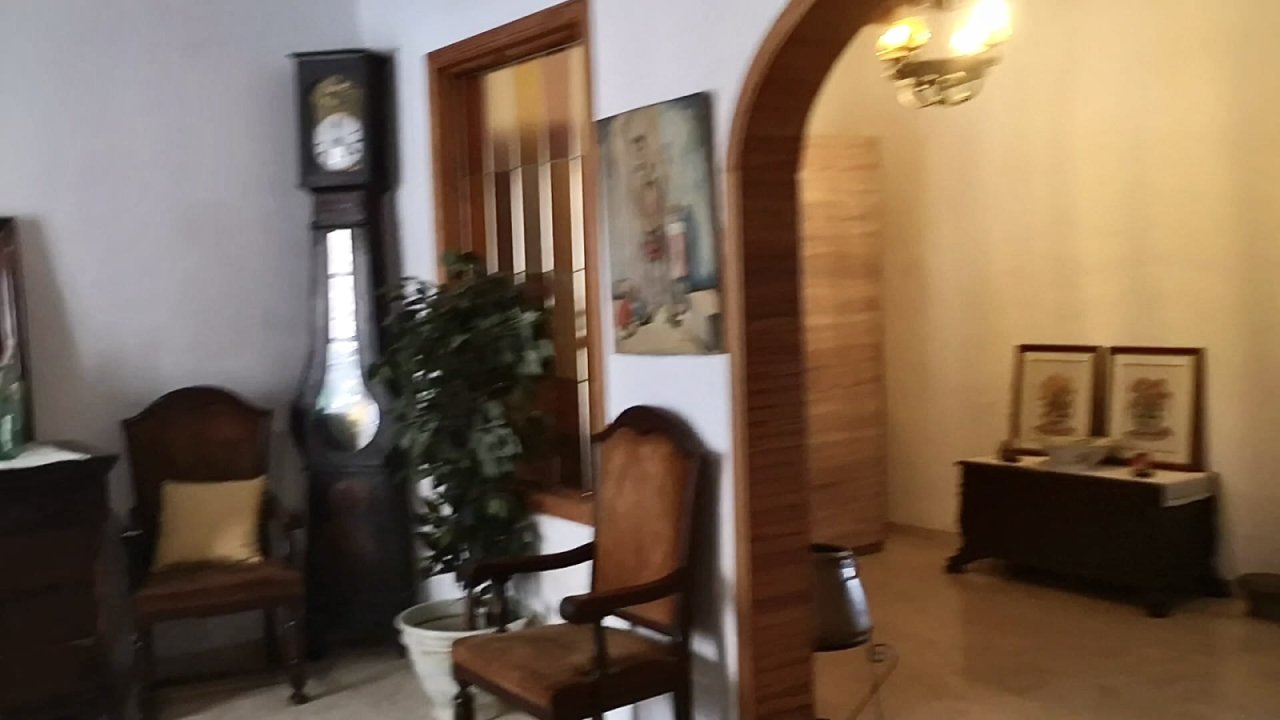 Eleganter Eingangsbereich mit hochwertigen Holzdetails und großflächigen Durchgängen Eleganter Eingangsbereich mit hochwertigen Holzdetails und großflächigen Durchgängen