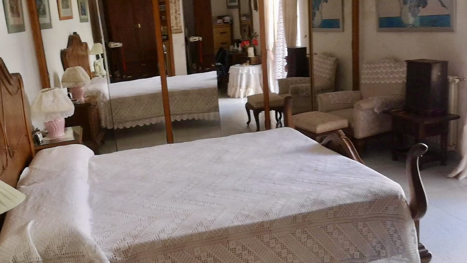Geräumiges Hauptschlafzimmer mit großflächigem Spiegelsystem und vielseitigen Stauraumlösungen Geräumiges Hauptschlafzimmer mit großflächigem Spiegelsystem und vielseitigen Stauraumlösungen