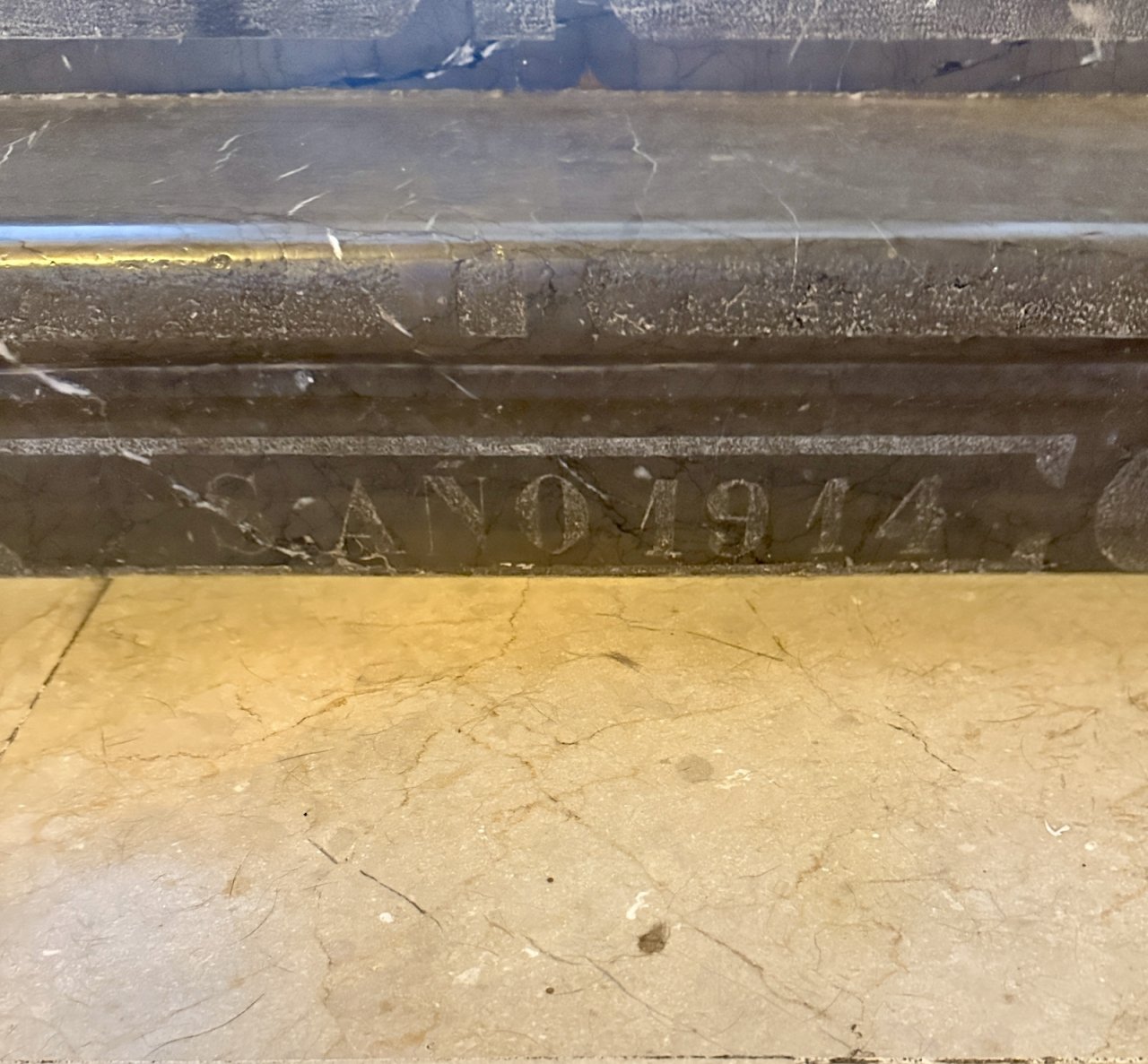 Authentische Natursteintreppe mit charaktervollem Treppen-Podest und robustem Metallhandlauf Authentische Natursteintreppe mit charaktervollem Treppen-Podest und robustem Metallhandlauf