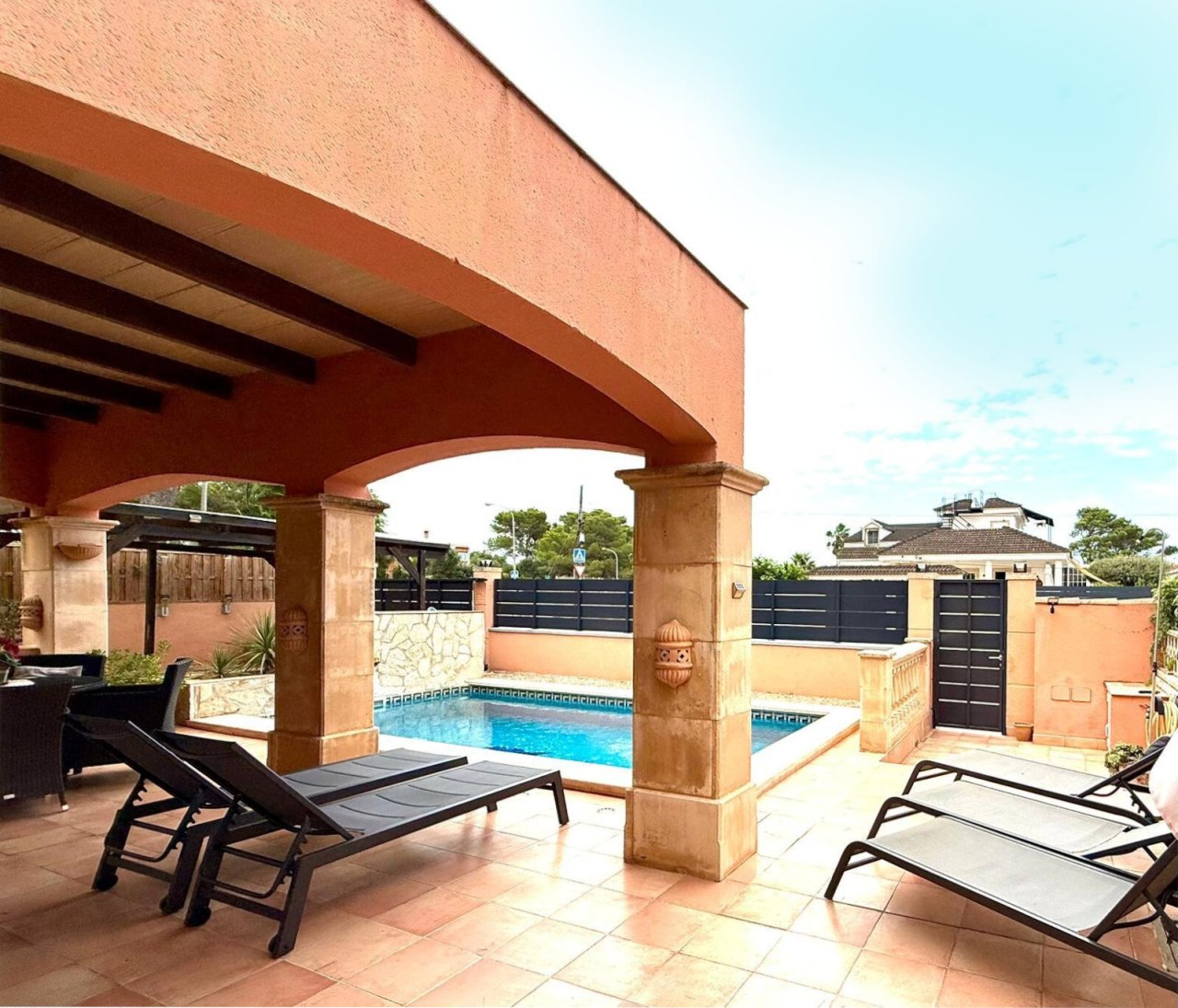 Hausansicht mit Pool Hausansicht mit Pool
