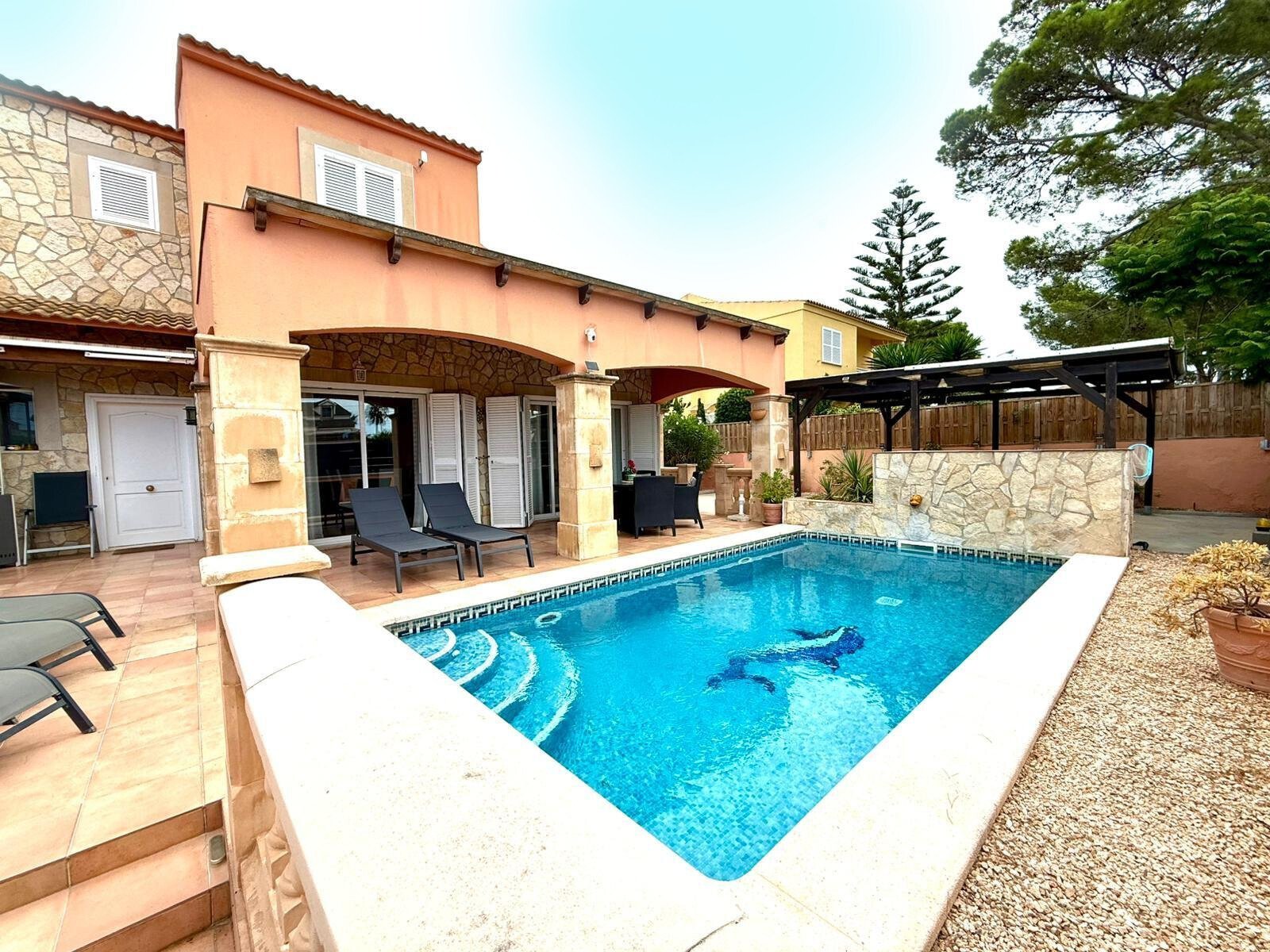 Hausansicht mit Pool Hausansicht mit Pool