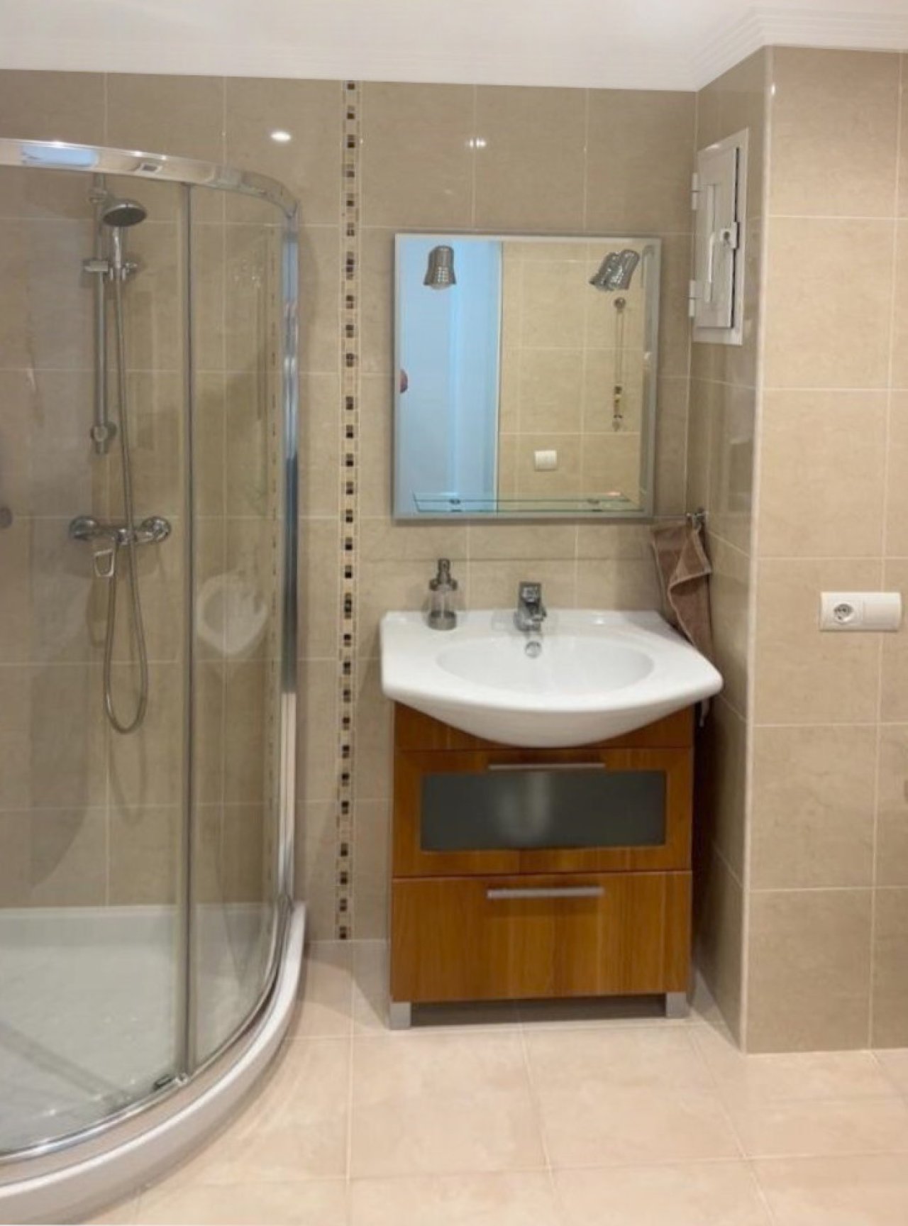 Modernes Badezimmer mit ebenerdiger Dusche und großem Spiegelschrank