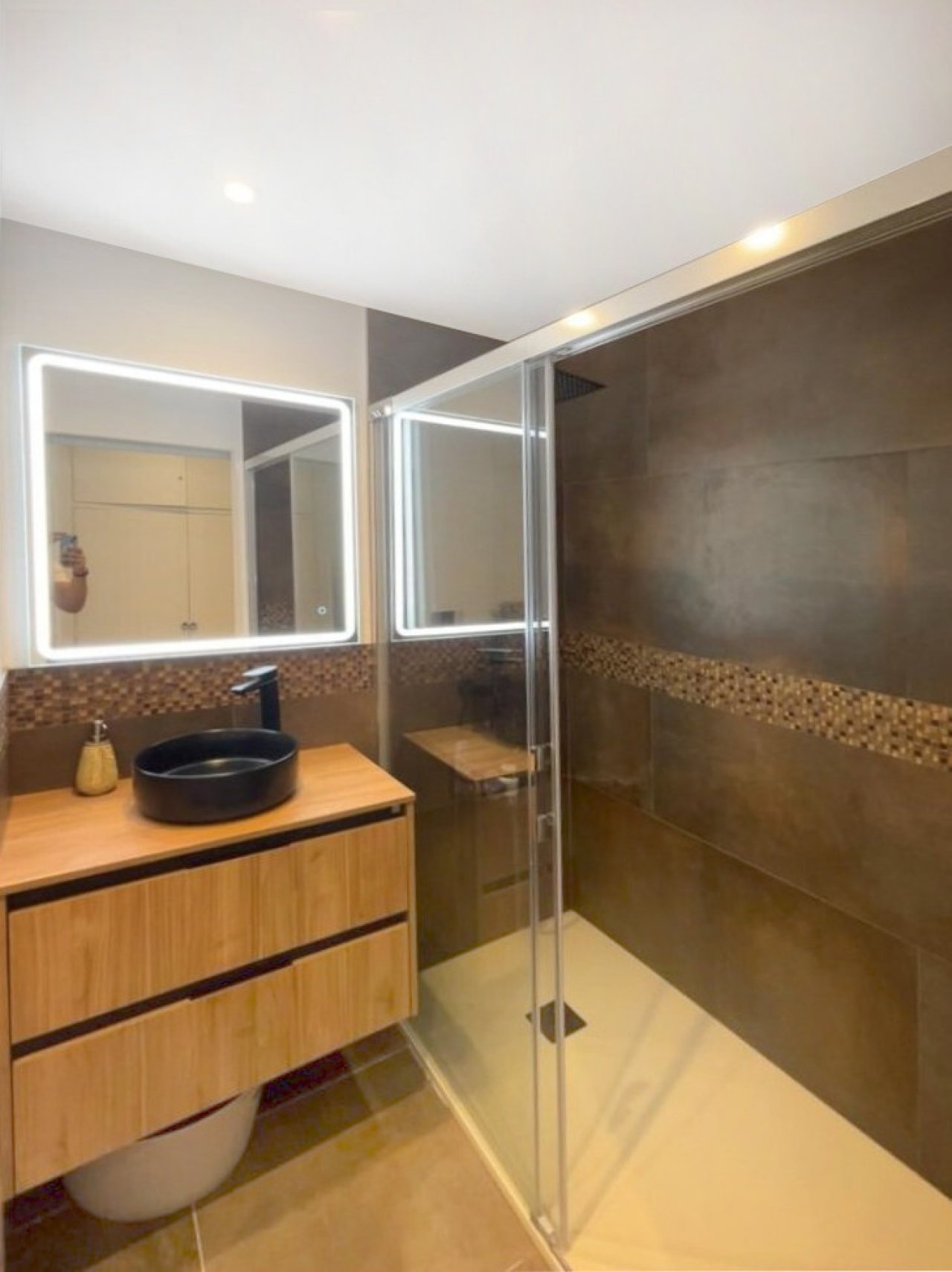 Modernes Badezimmer mit LED-Spiegeln und begehbarer Dusche