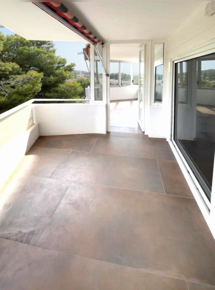 Terrassenbereich mit überdachtem Außenraum und Panoramaverglasung – Nahtlose Verbindung zwischen Innen und Außen