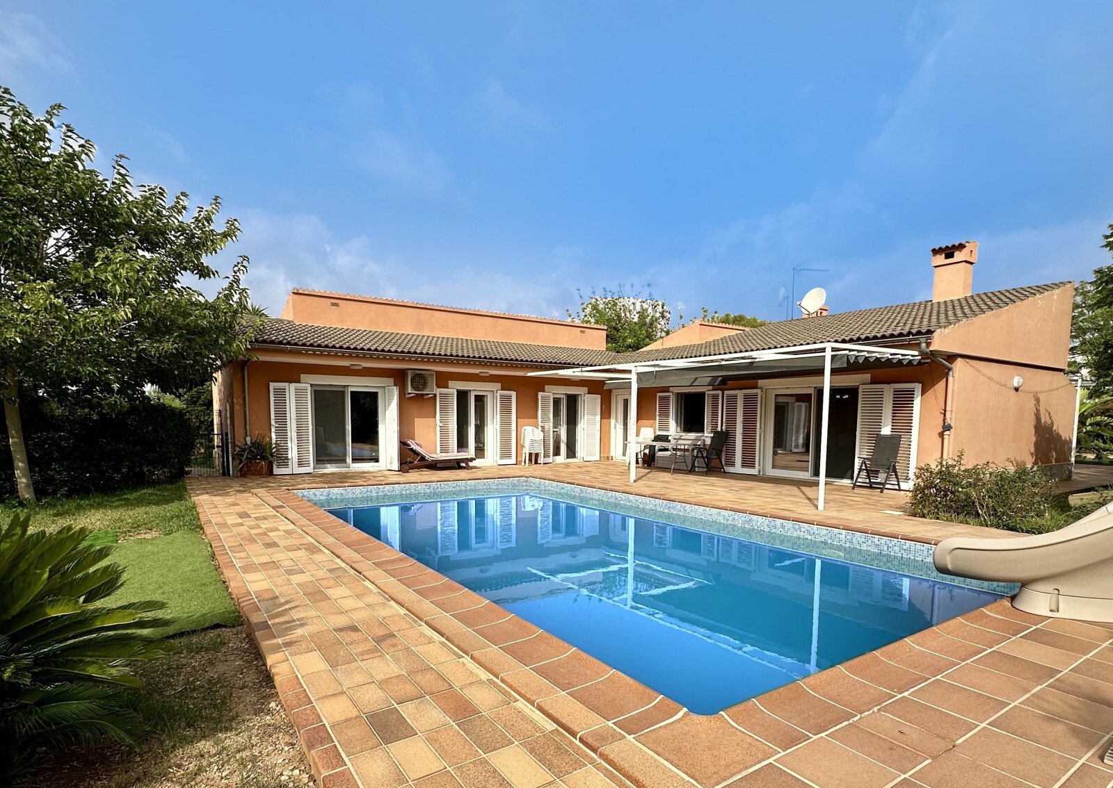Hausansicht mit Pool Hausansicht mit Pool