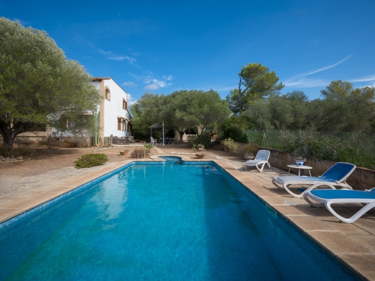 Privater Pool mit großzügiger Freifläche und Sonnenterrasse