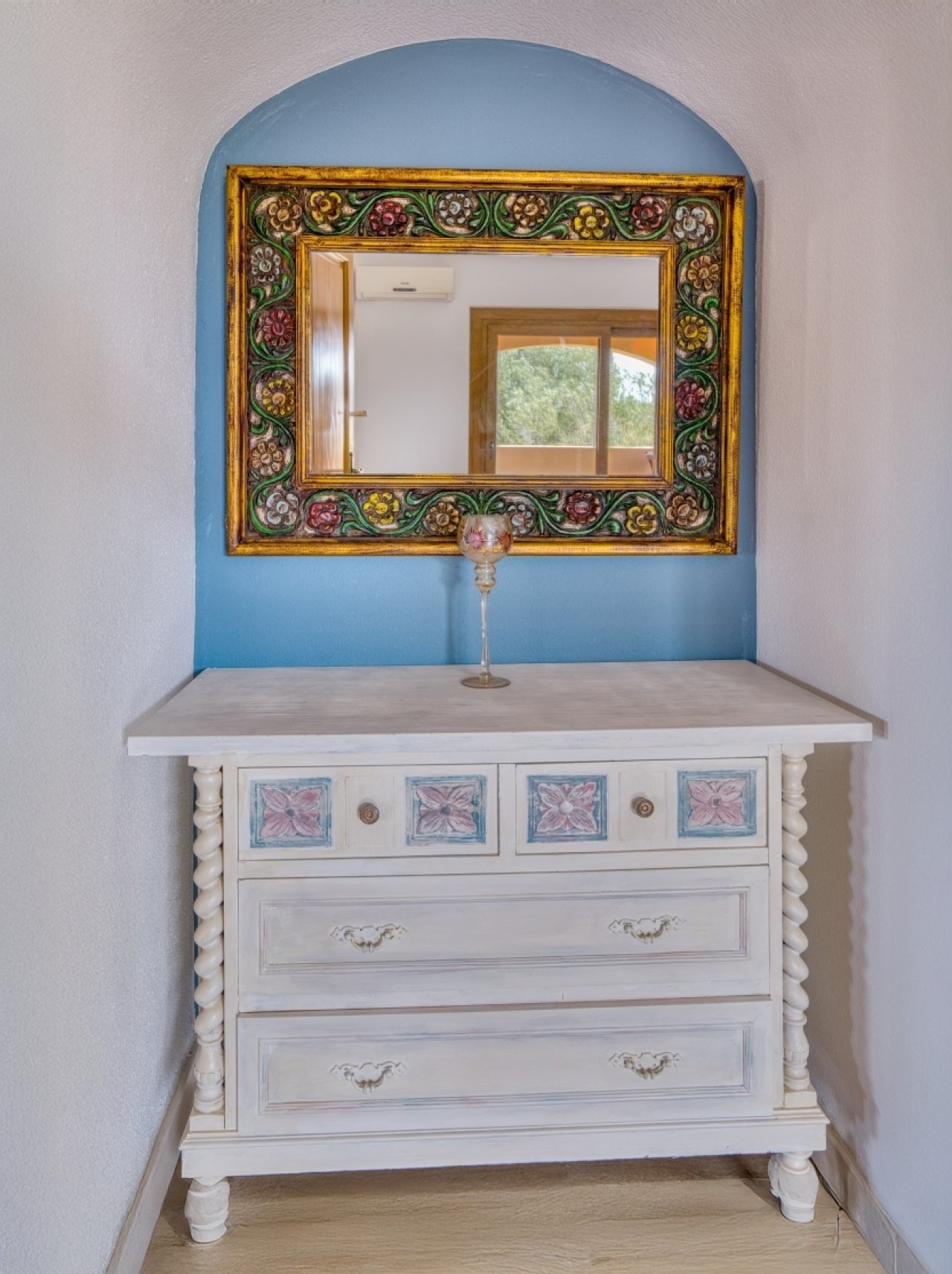 Elegante Nische mit gewölbter Architektur und integriertem Waschtisch