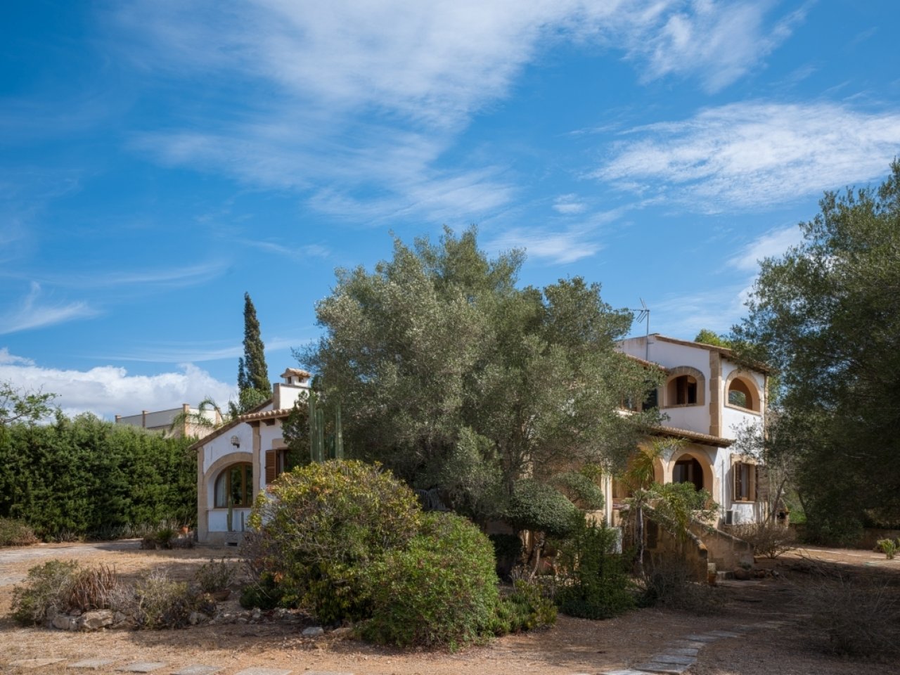 Charaktervolles Anwesen mit mediterraner Architektur und weitläufigem Grundstück