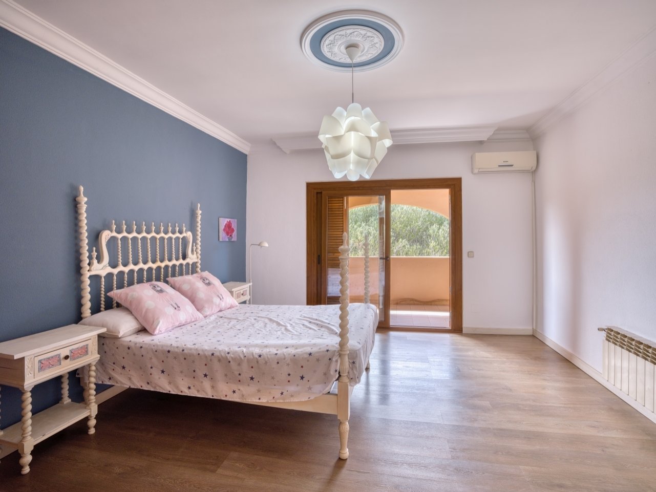 Helles Schlafzimmer mit direktem Terrassenzugang, Klimaanlage und großzügiger Raumfläche