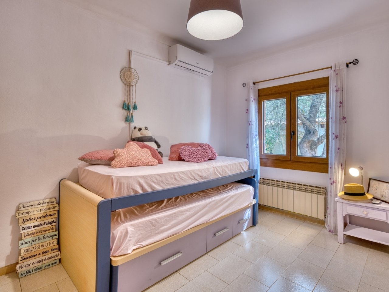 Kinderzimmer mit praktischer Hochbettanlage, Stauraum und Zugang zur Terrasse
