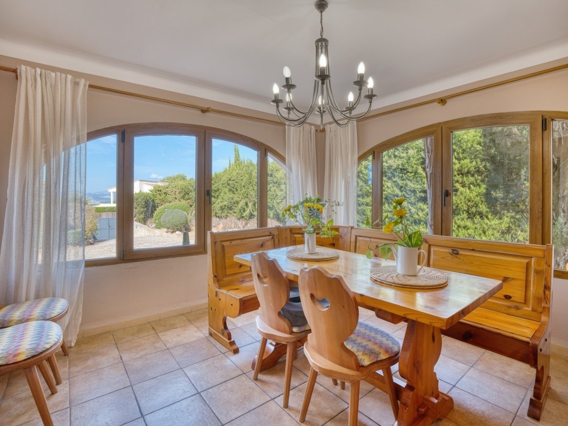 Speisezimmer mit eleganten Rundbogenfenstern und freiem Blick auf die Landschaft