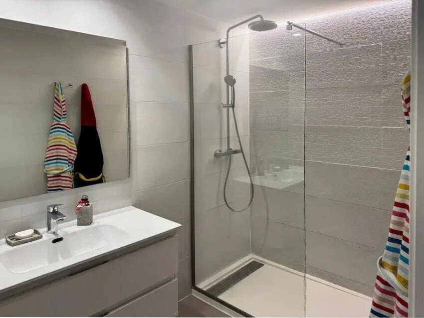 Modernes Badezimmer mit ebenerdiger Dusche und hochwertigem Sanitärstandard Modernes Badezimmer mit ebenerdiger Dusche und hochwertigem Sanitärstandard