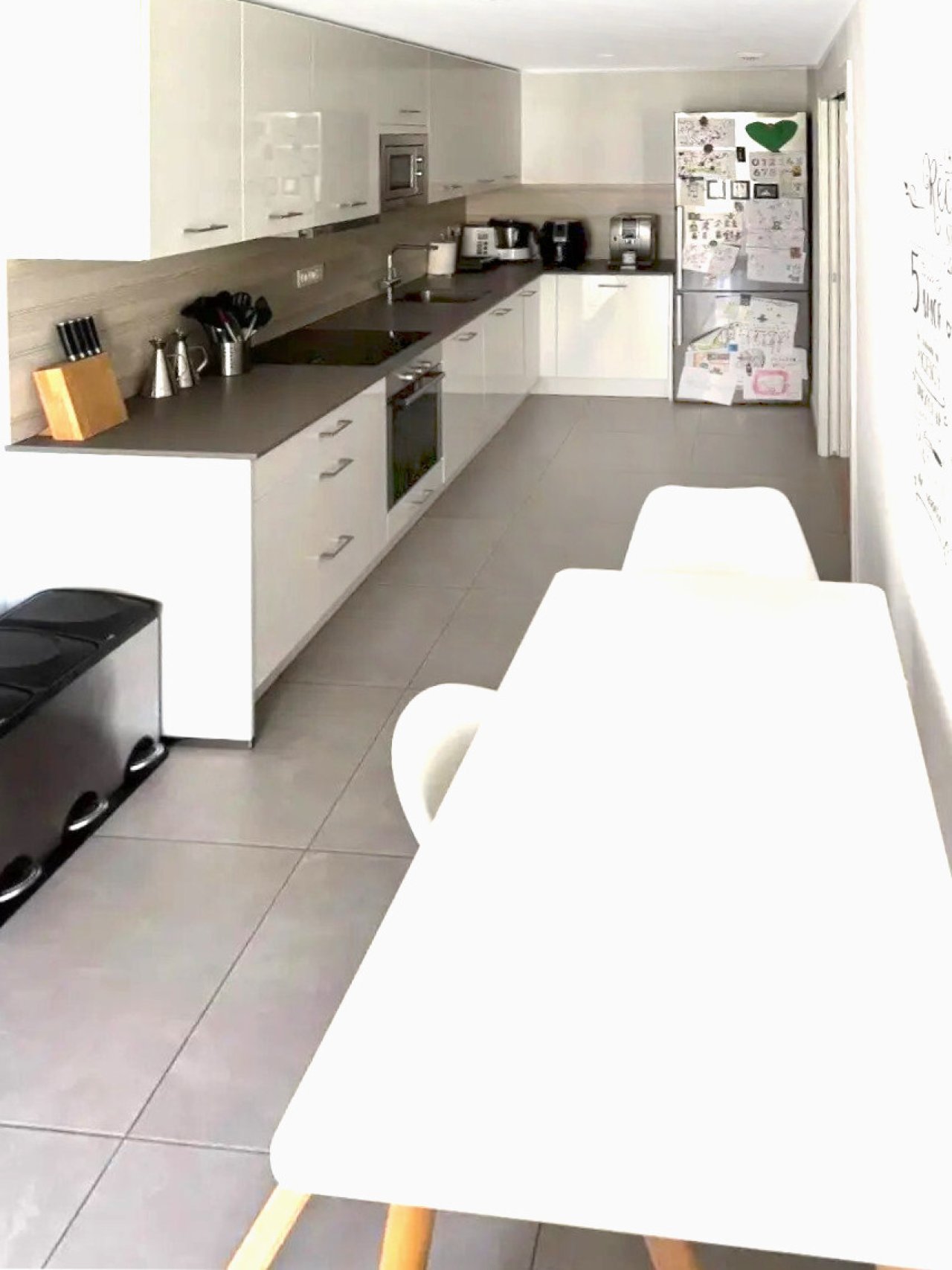 Moderne Küche mit durchdachtem Arbeitsfluss und umfangreicher Stauraum-Lösung Moderne Küche mit durchdachtem Arbeitsfluss und umfangreicher Stauraum-Lösung