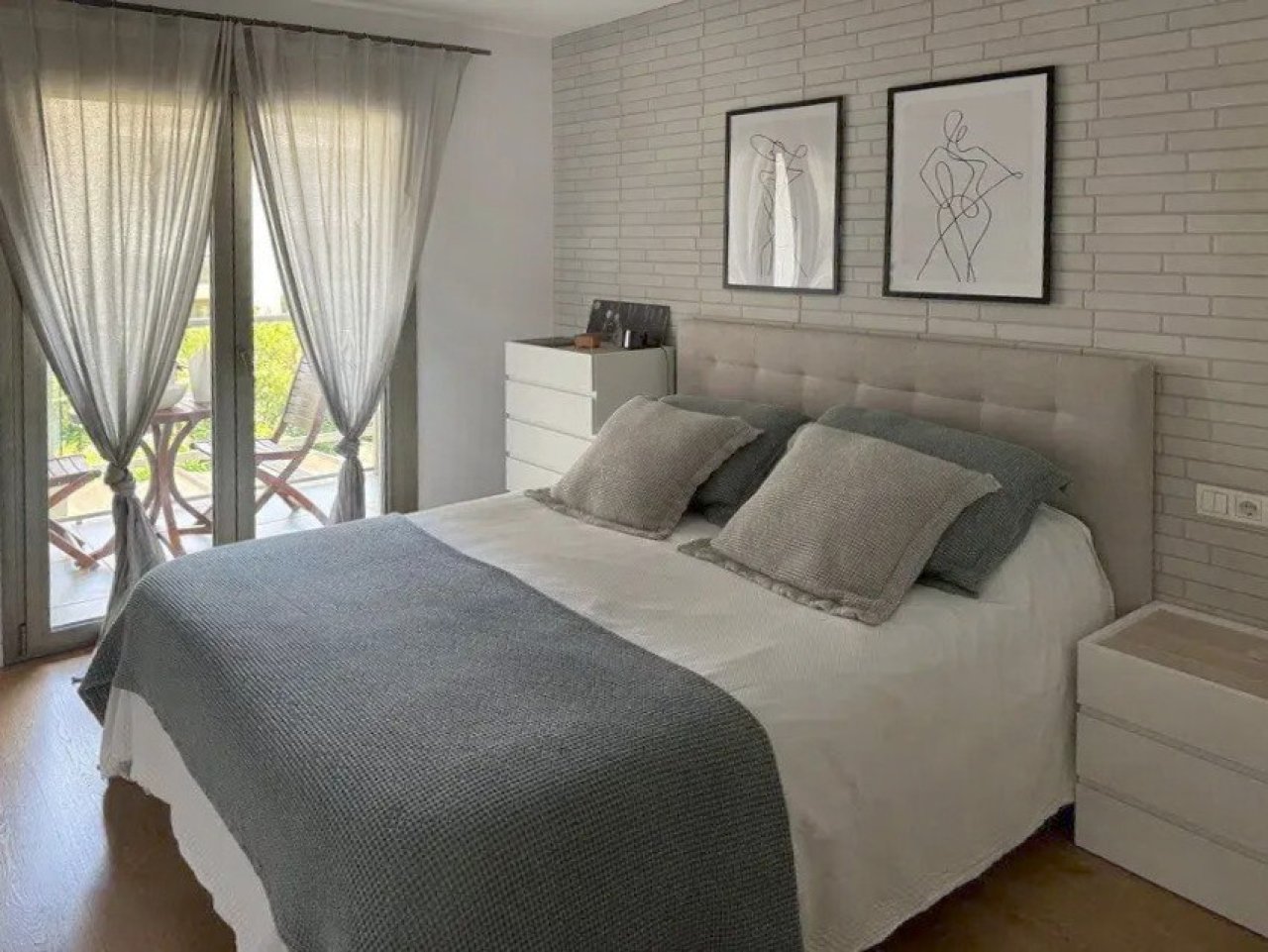 Helles Schlafzimmer mit direktem Terrassenzugang und hochwertiger Ausstattung Helles Schlafzimmer mit direktem Terrassenzugang und hochwertiger Ausstattung