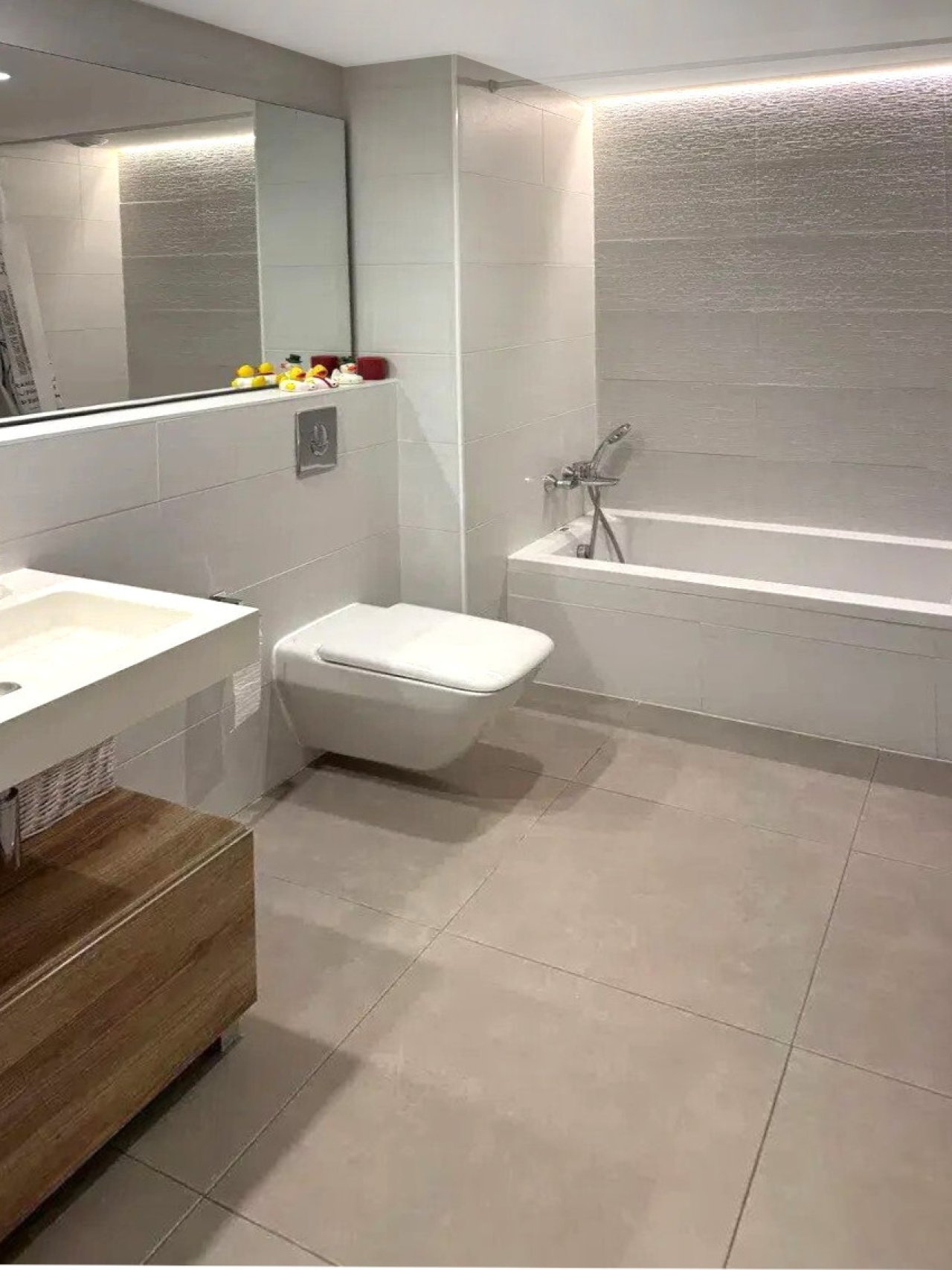 Modernes Badezimmer mit freistehender Badewanne und LED-Spiegelbeleuchtung Modernes Badezimmer mit freistehender Badewanne und LED-Spiegelbeleuchtung