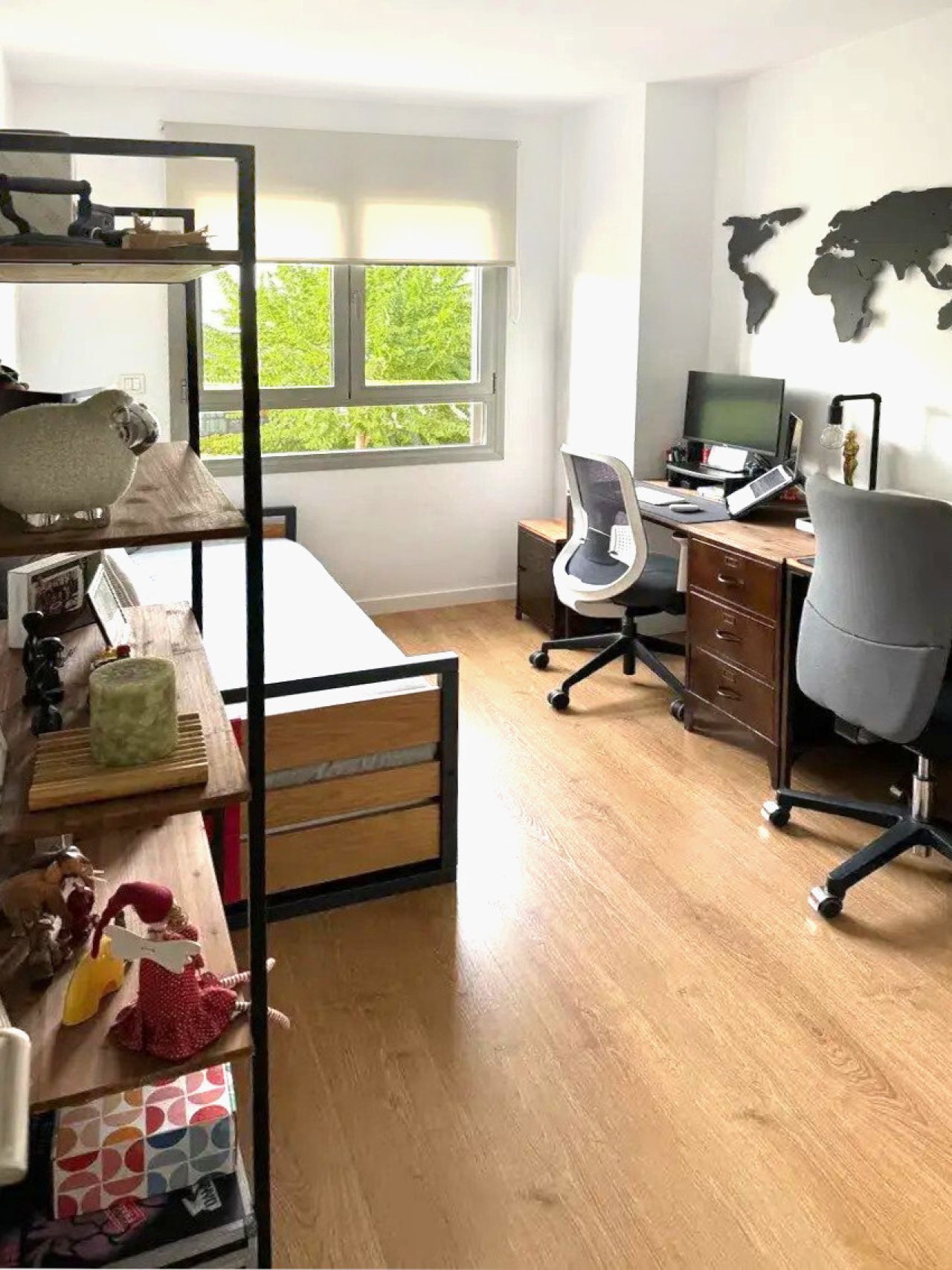 Flexibles Zimmer mit vielseitigen Nutzungsmöglichkeiten – Schlafbereich und Arbeitsplatz in einem Flexibles Zimmer mit vielseitigen Nutzungsmöglichkeiten – Schlafbereich und Arbeitsplatz in einem