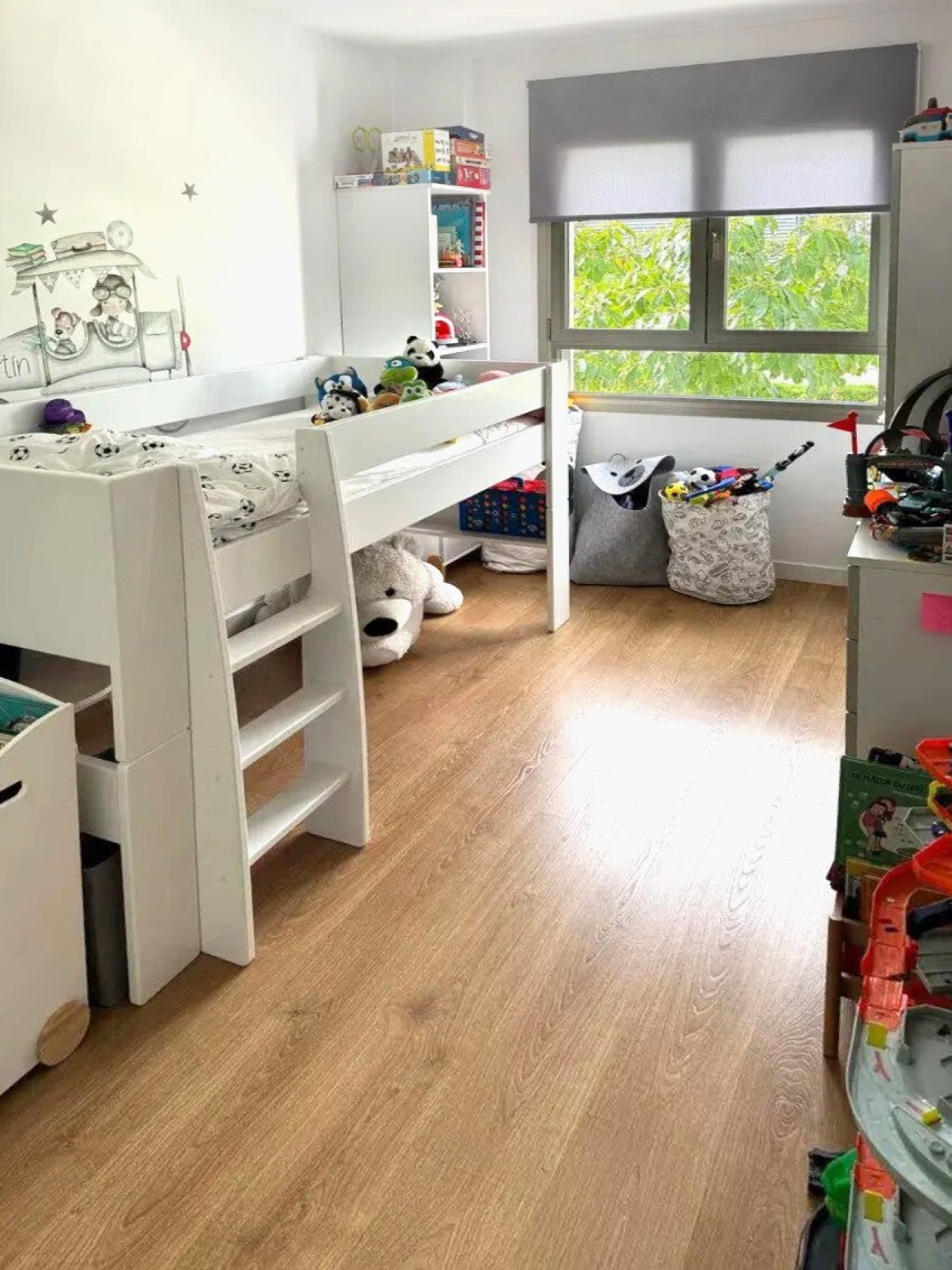 Kinderzimmer mit intelligenter Raumnutzung und großflächigen Fenstern für optimale Helligkeit Kinderzimmer mit intelligenter Raumnutzung und großflächigen Fenstern für optimale Helligkeit