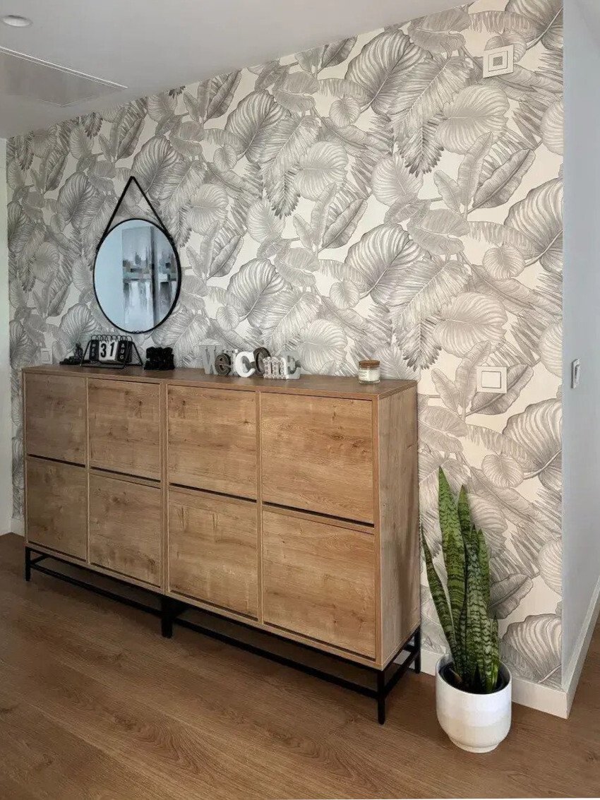 Elegantes Entree mit hochwertigen Wandflächen und praktischen Steckdosen Elegantes Entree mit hochwertigen Wandflächen und praktischen Steckdosen