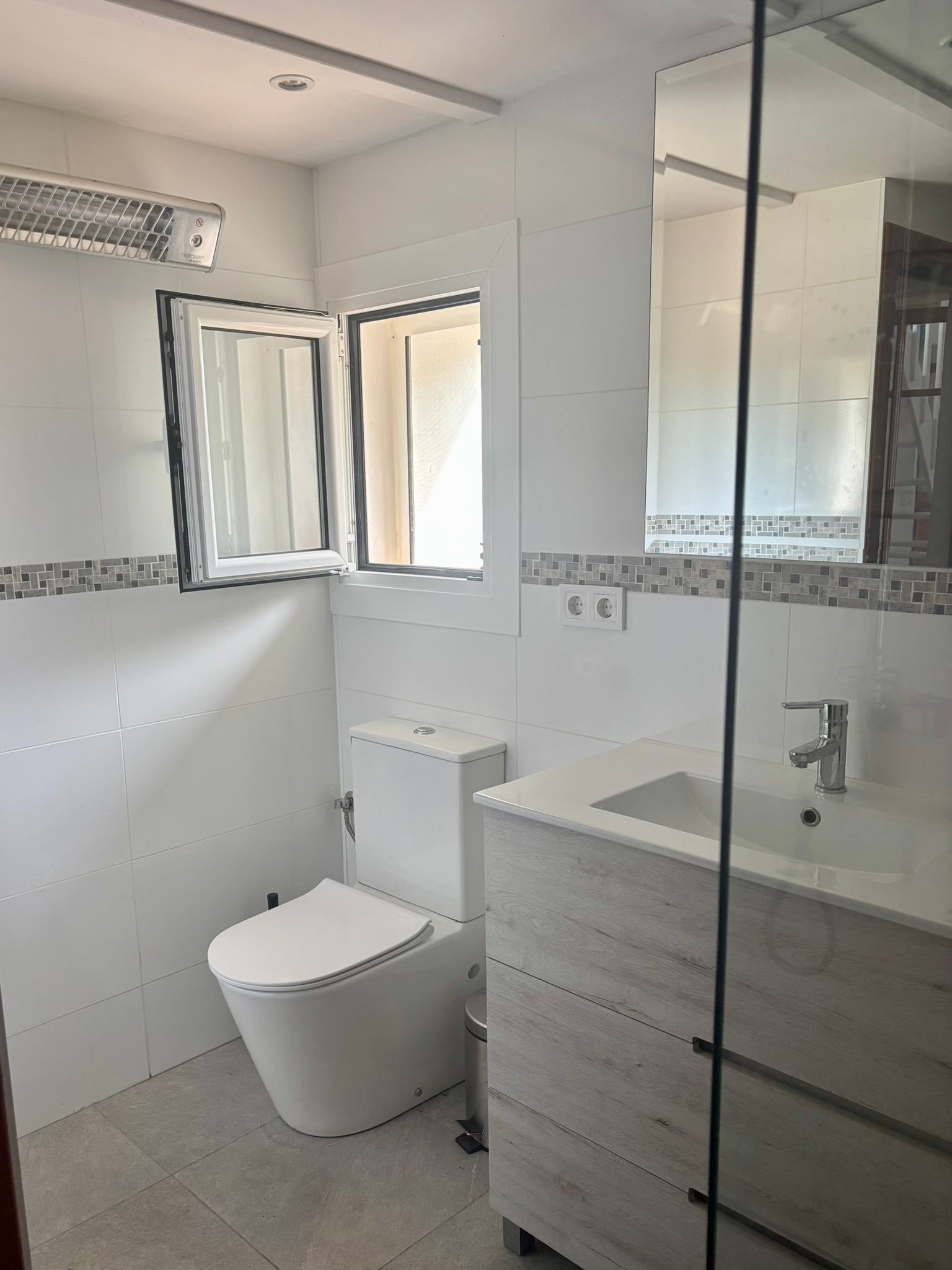 Modernes Badezimmer mit begehbarer Dusche und praktischer Raumaufteilung Modernes Badezimmer mit begehbarer Dusche und praktischer Raumaufteilung