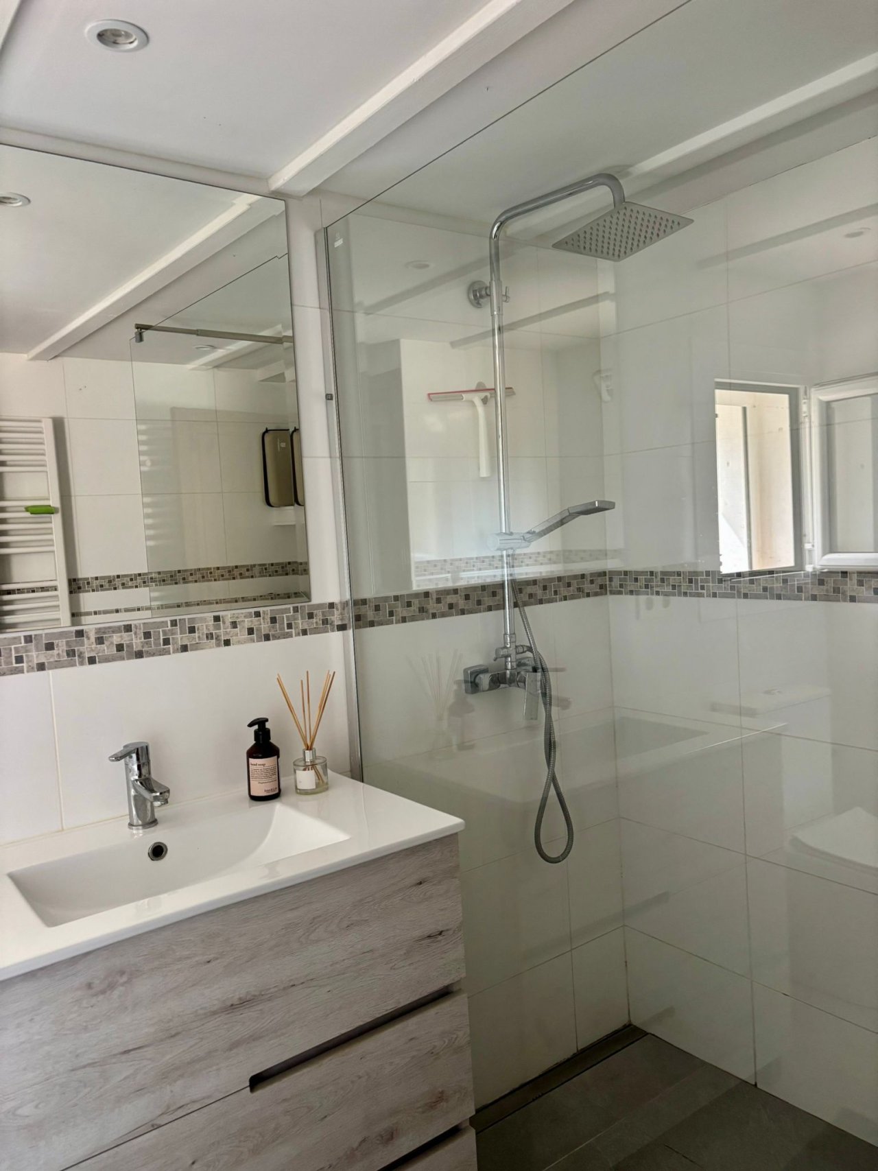 Modernes Badezimmer mit ebenerdiger Dusche und Regenduschkopf Modernes Badezimmer mit ebenerdiger Dusche und Regenduschkopf
