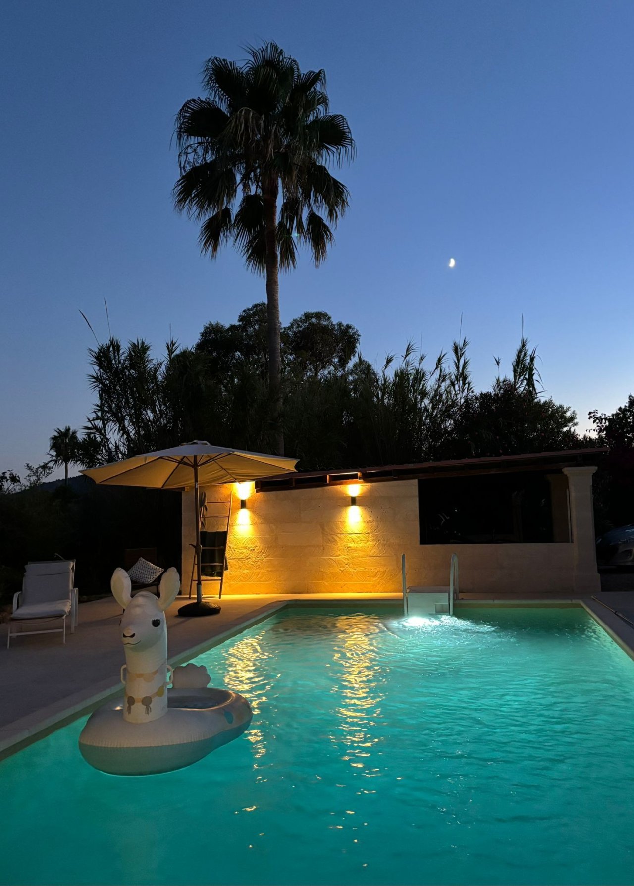 Poolhaus mit professioneller Beleuchtung und direktem Poolzugang Poolhaus mit professioneller Beleuchtung und direktem Poolzugang