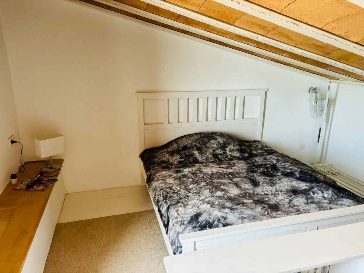 Gemütliches Dachgeschoss-Schlafzimmer mit Holzbalkendecke und Dachschrägen Gemütliches Dachgeschoss-Schlafzimmer mit Holzbalkendecke und Dachschrägen